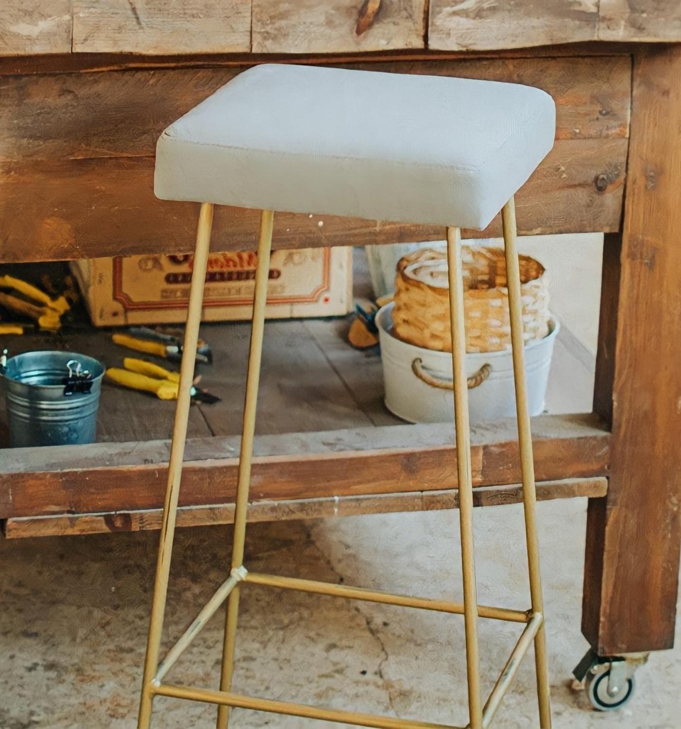 Barhocker mit Antik-Goldenen Beinen