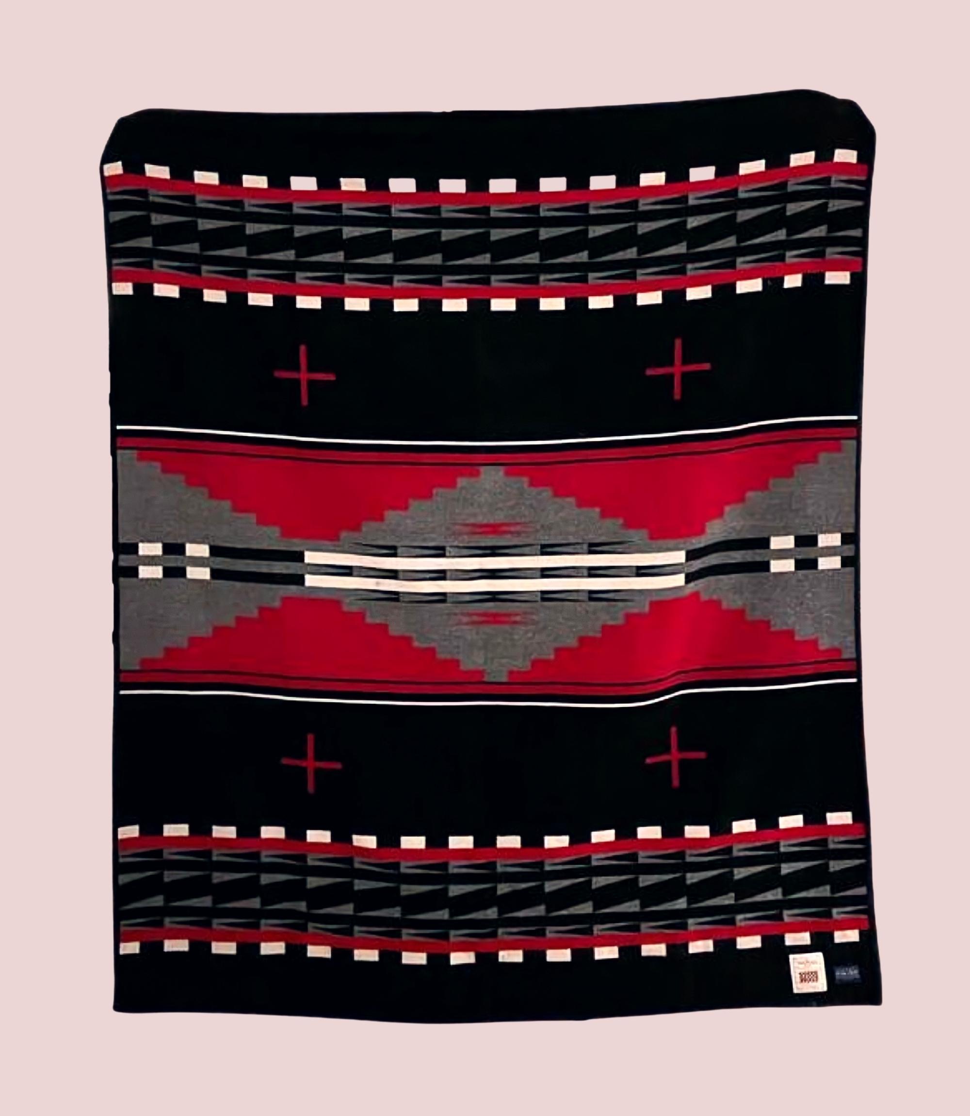 Pendleton Jacquard-Decke im Ethno-Print Muster Schwarz Rot