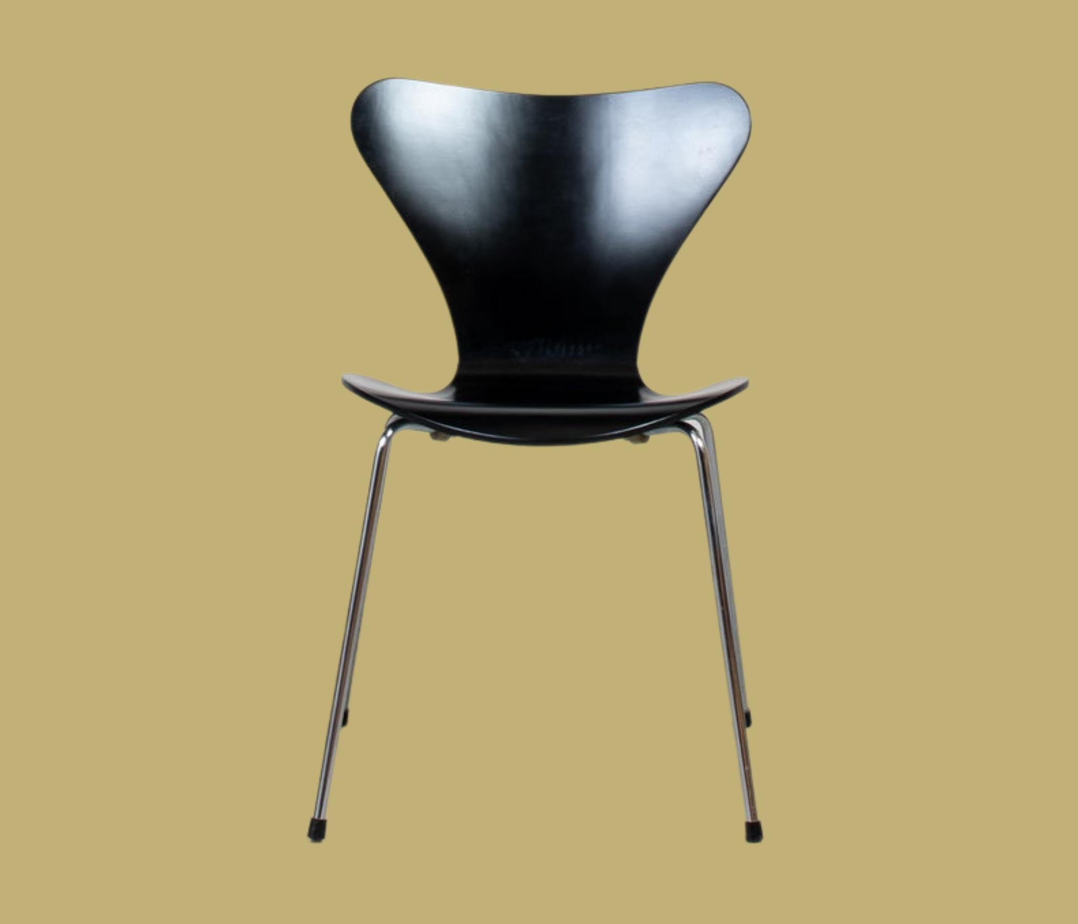 Arne Jacobsen Stuhl aus der Serie 7 Schwarz