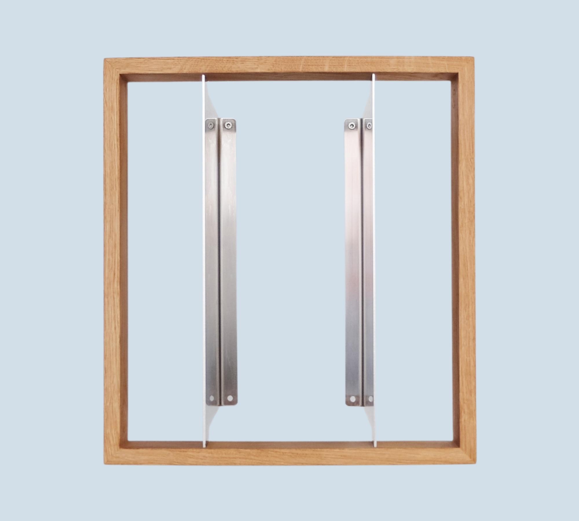 Minimalistisches Plattenregal mit rechteckigem Eichenrahmen