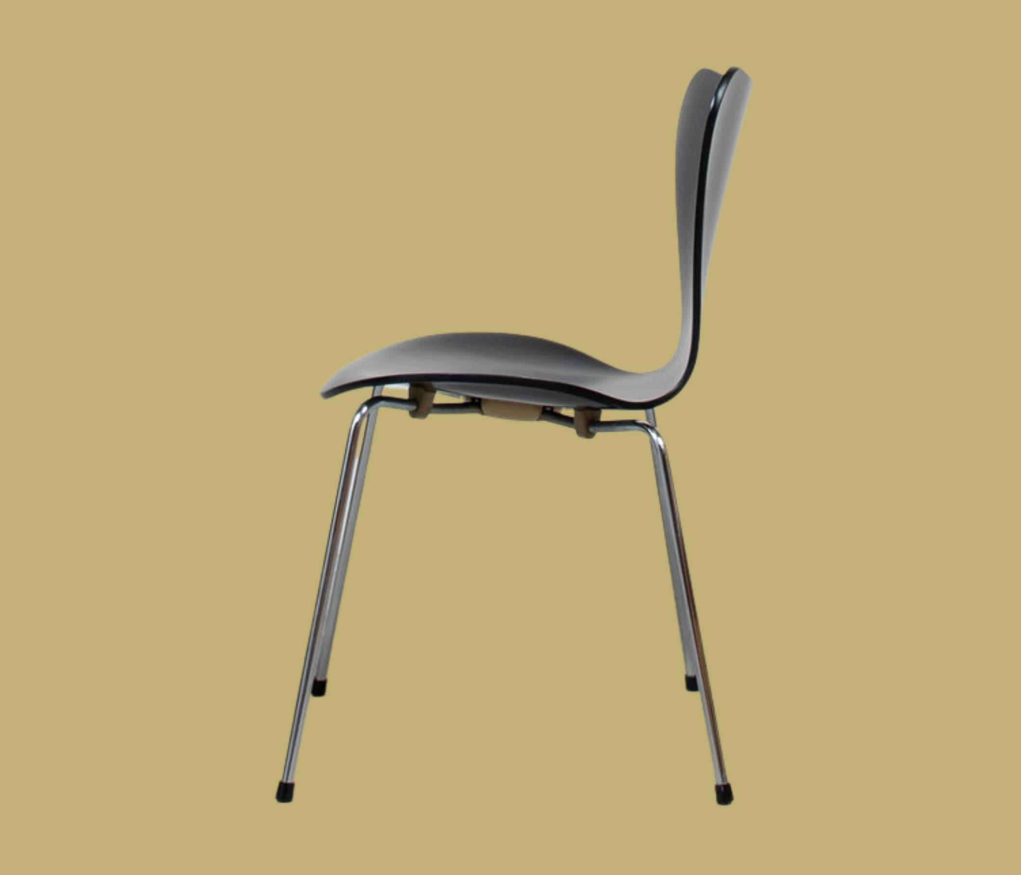 Arne Jacobsen Stuhl aus der Serie 7 Schwarz