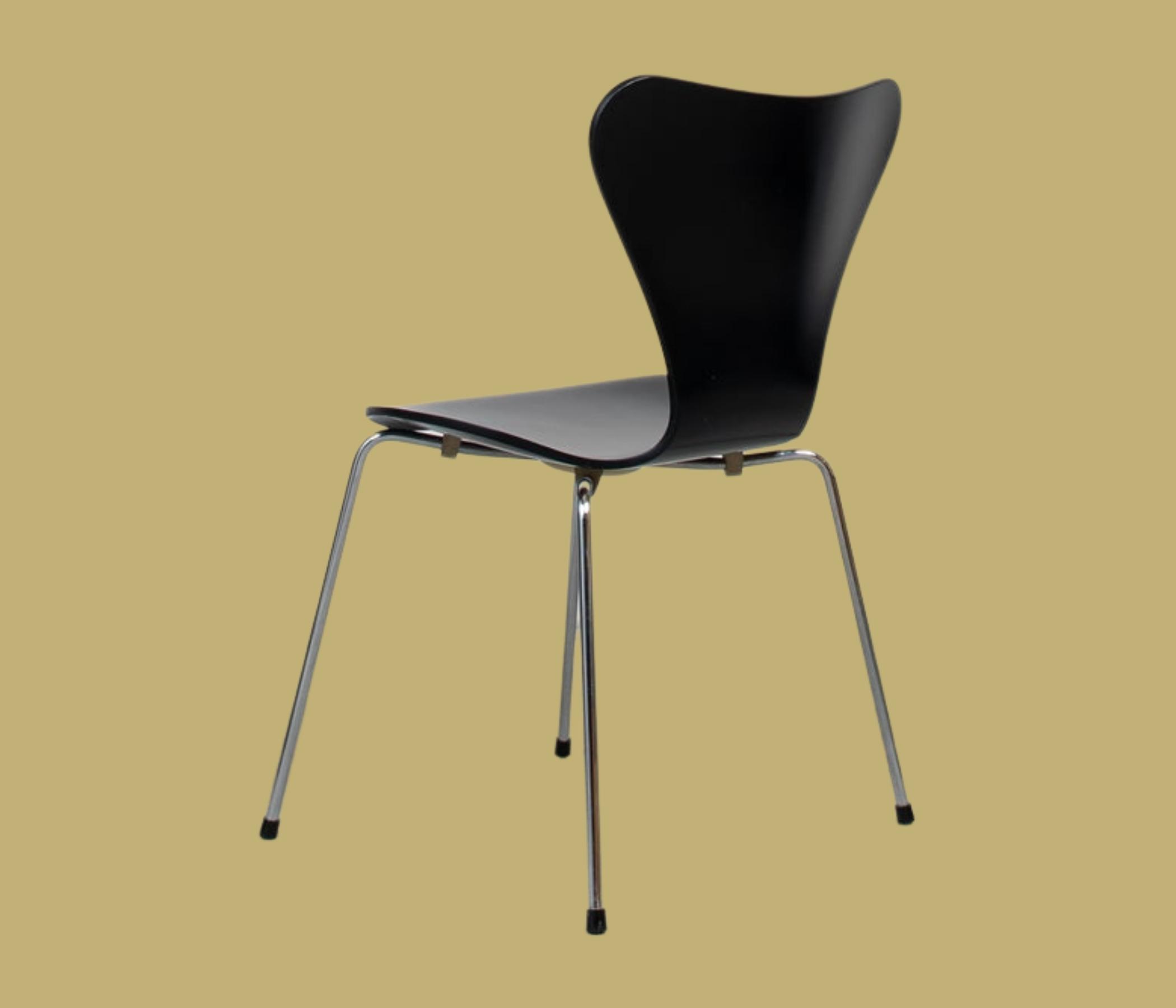 Arne Jacobsen Stuhl aus der Serie 7 Schwarz