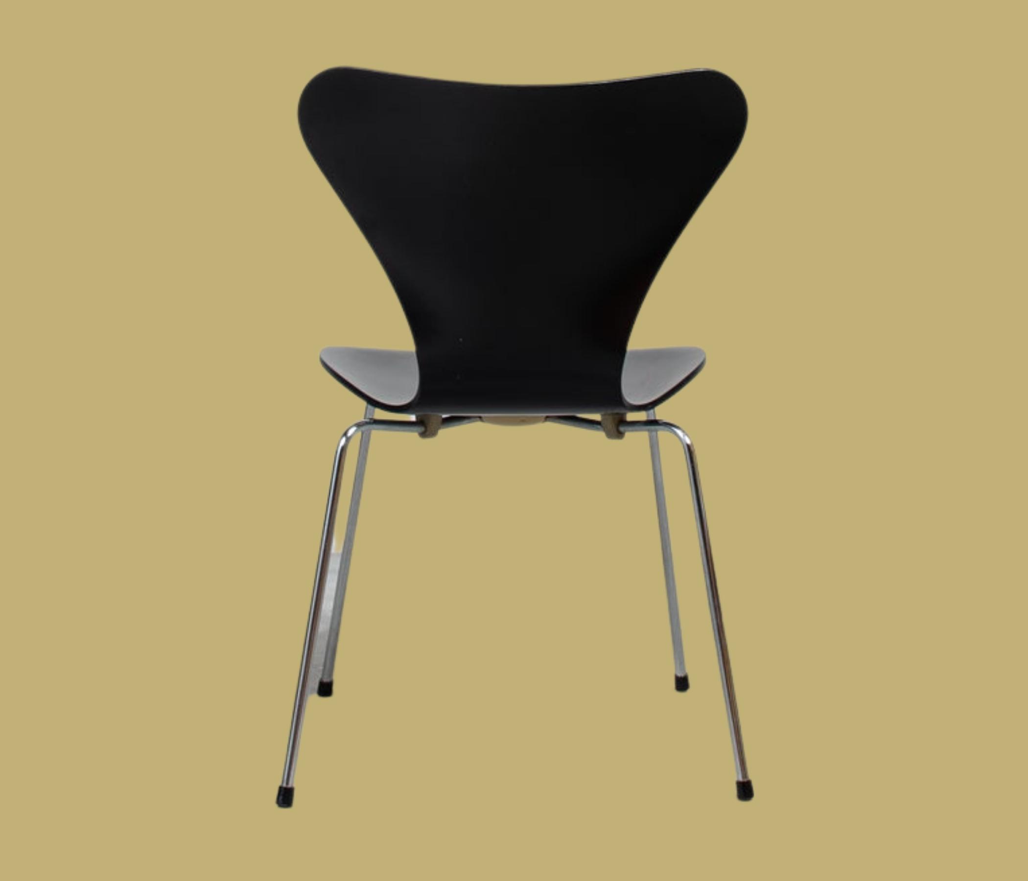 Arne Jacobsen Stuhl aus der Serie 7 Schwarz
