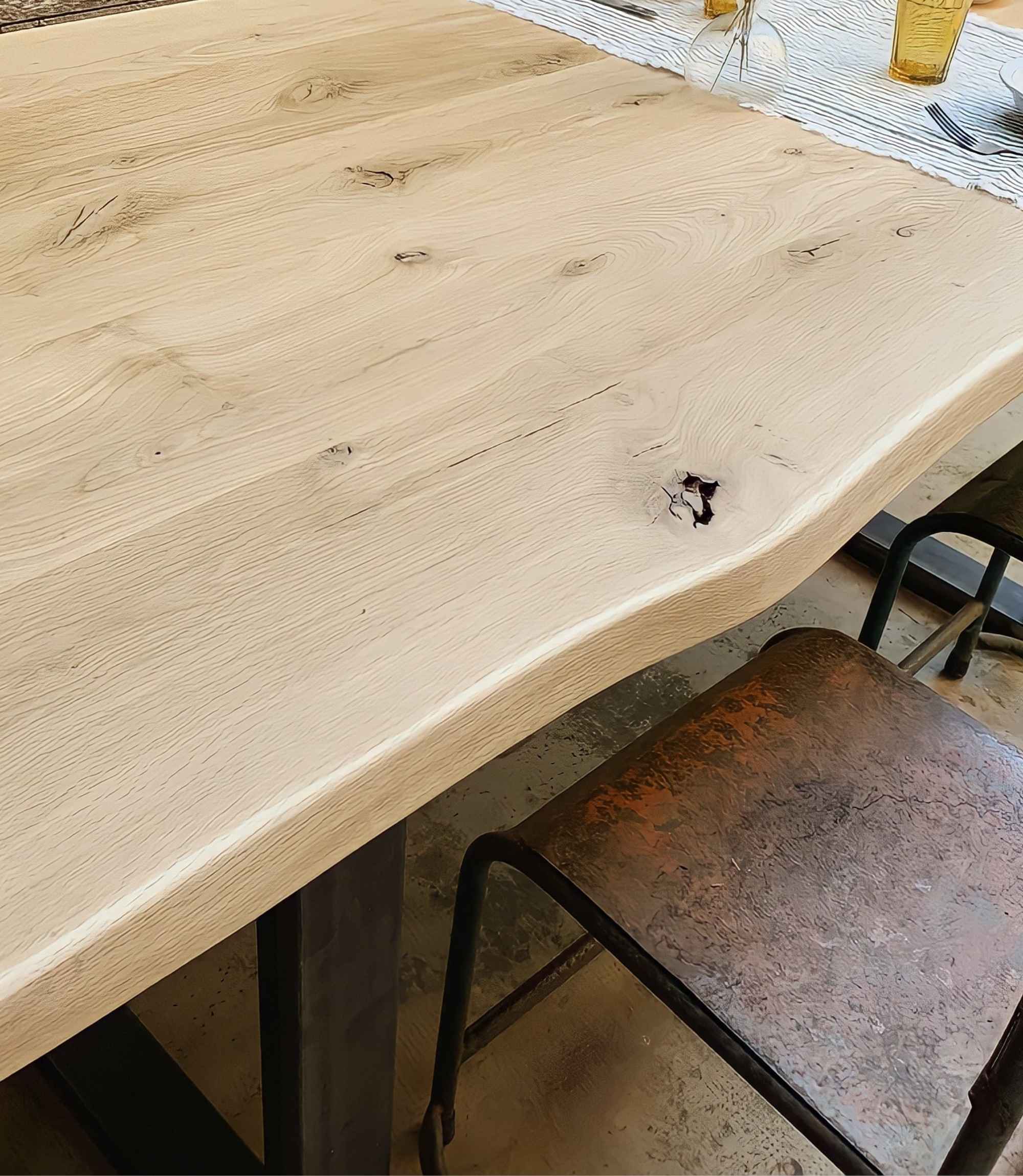 Robuster Eichenholztisch mit Metallgestell 180cm