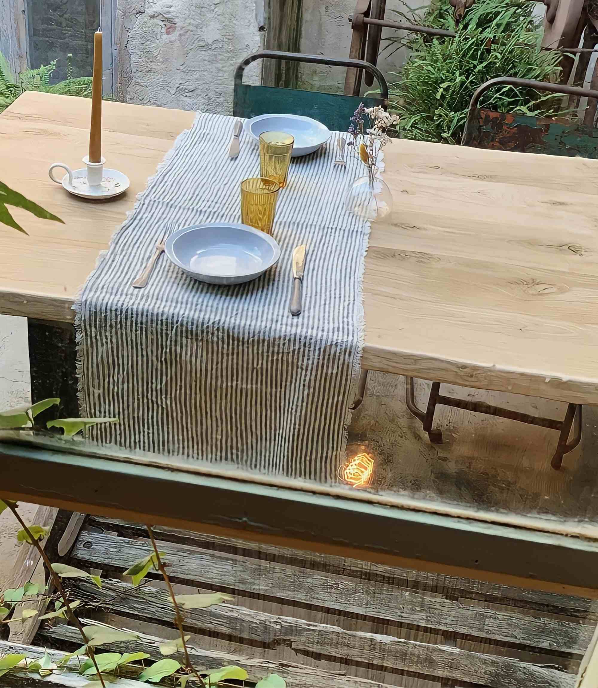 Robuster Eichenholztisch mit Metallgestell 180cm