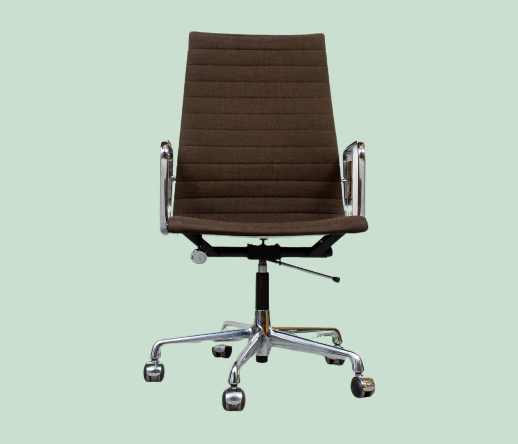 Vitra EA 119 Braun