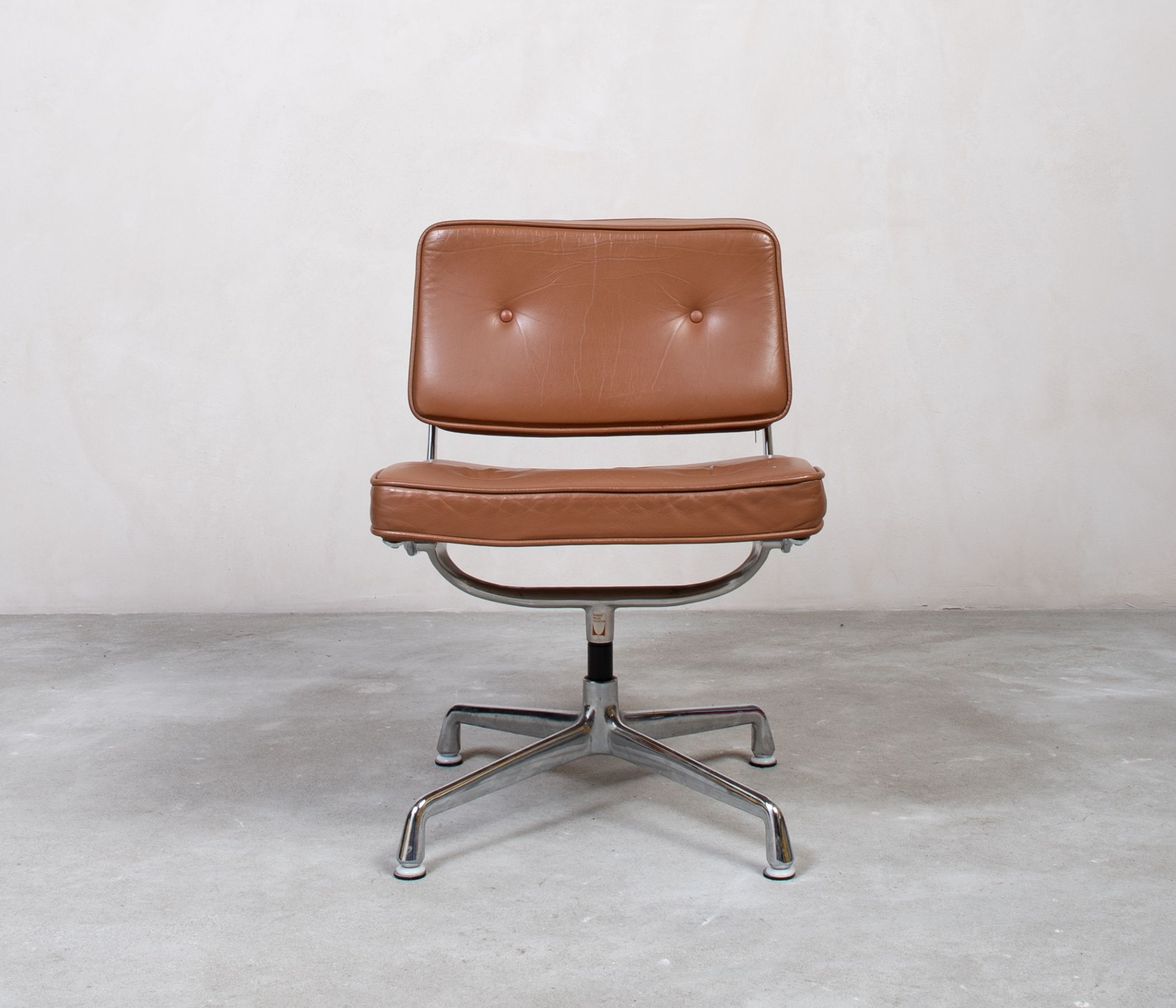 Herman Miller Eames ES101 Drehstuhl Leder Braun 
