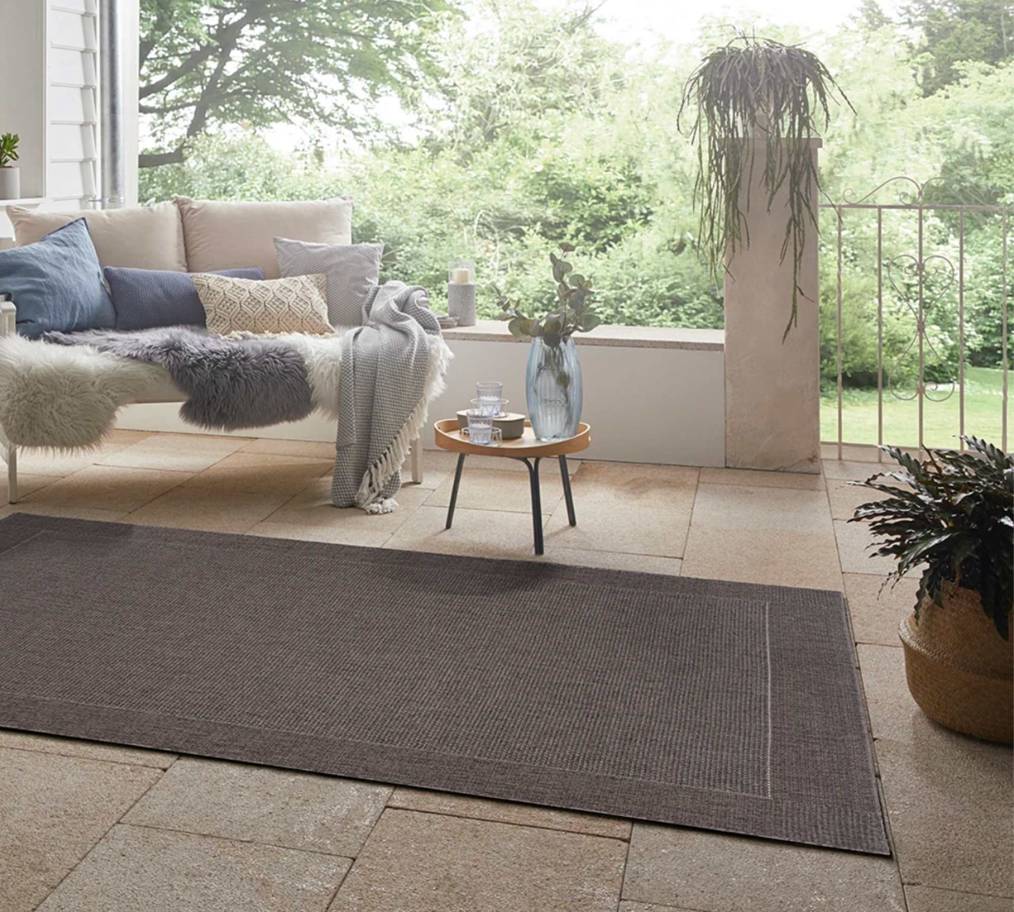 Minimalistischer Indoor-Outdoor Teppich mit Rahmennaht