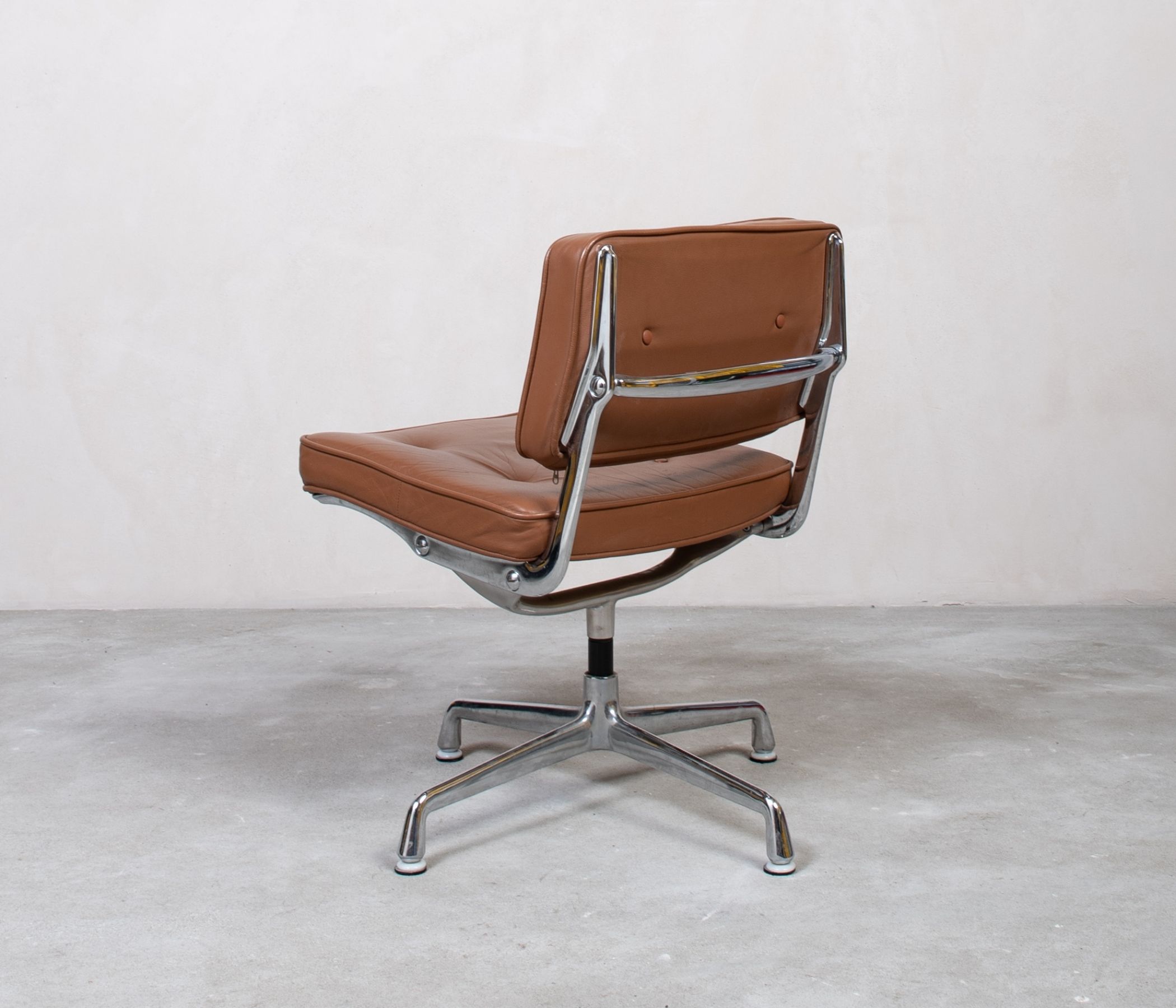 Herman Miller Eames ES101 Drehstuhl Leder Braun 