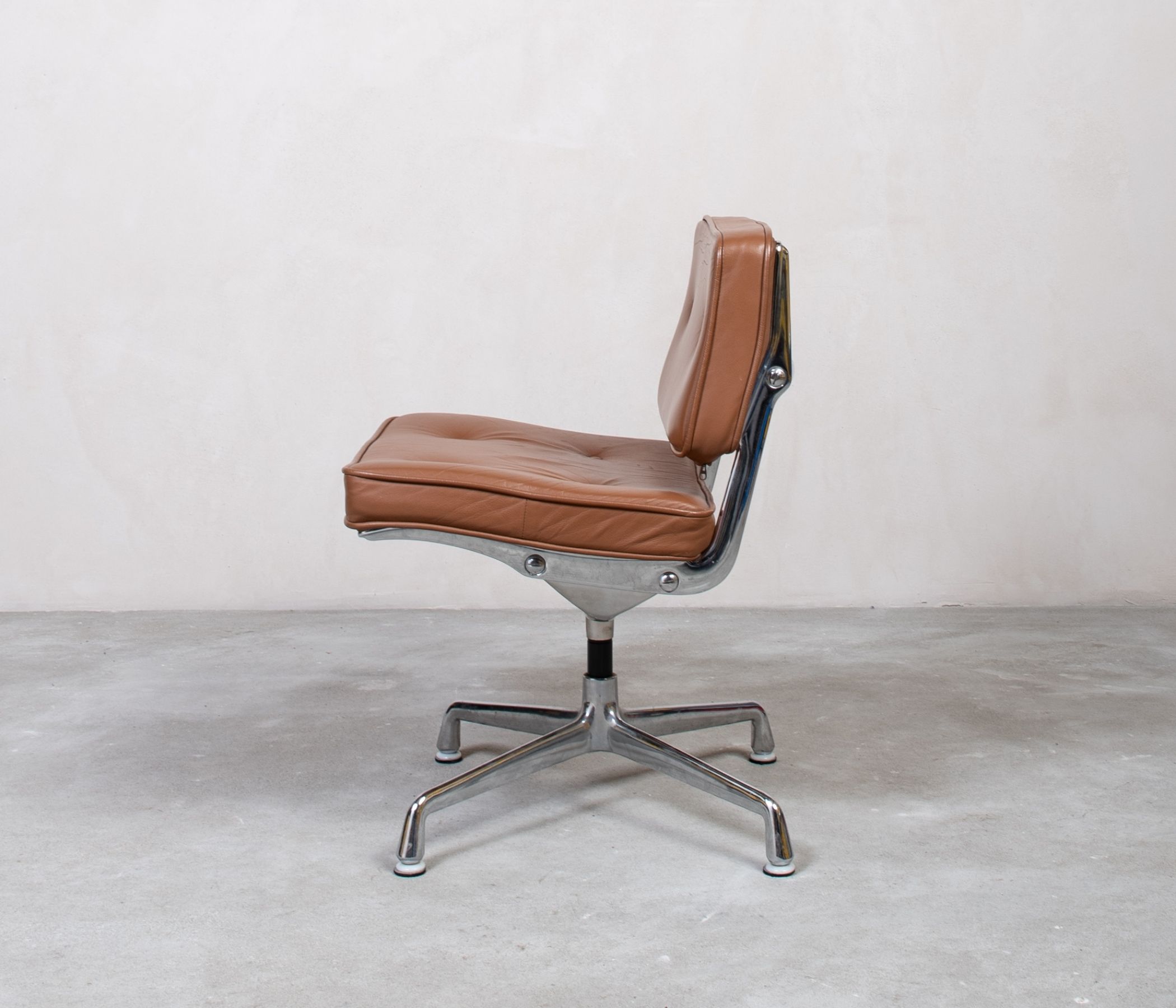 Herman Miller Eames ES101 Drehstuhl Leder Braun 