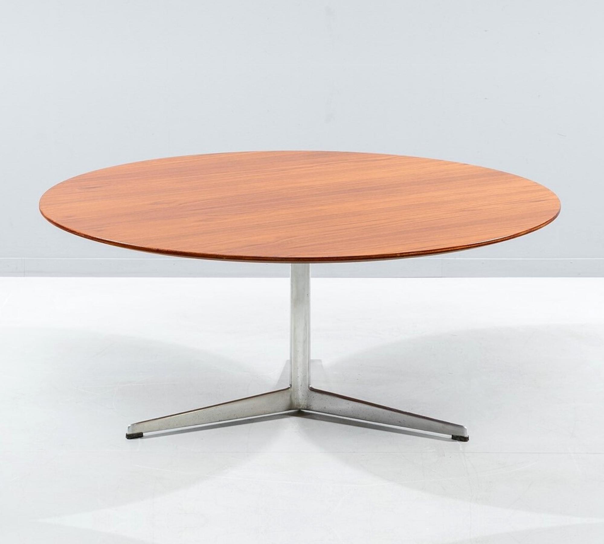 1960er Arne Jacobsen Teak-Couchtisch Aluminiumgestell 