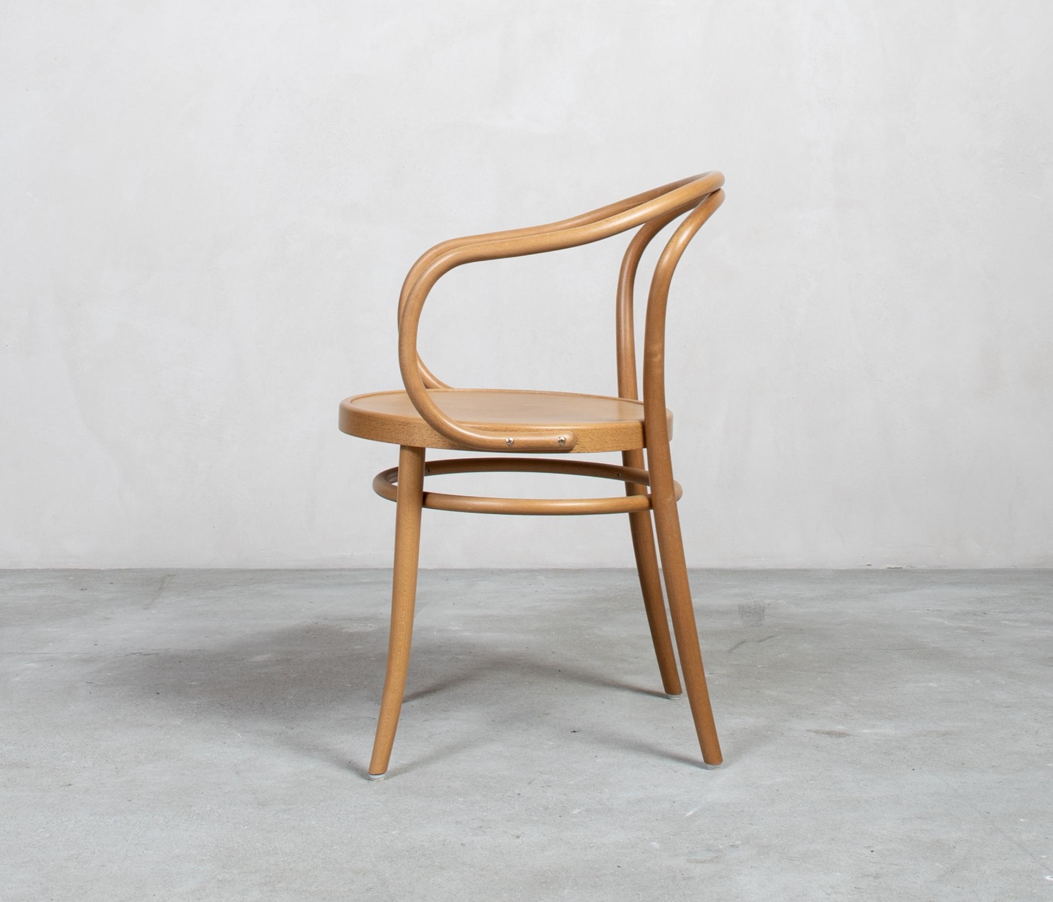 Ton 30 Stuhl aus hellem Holz