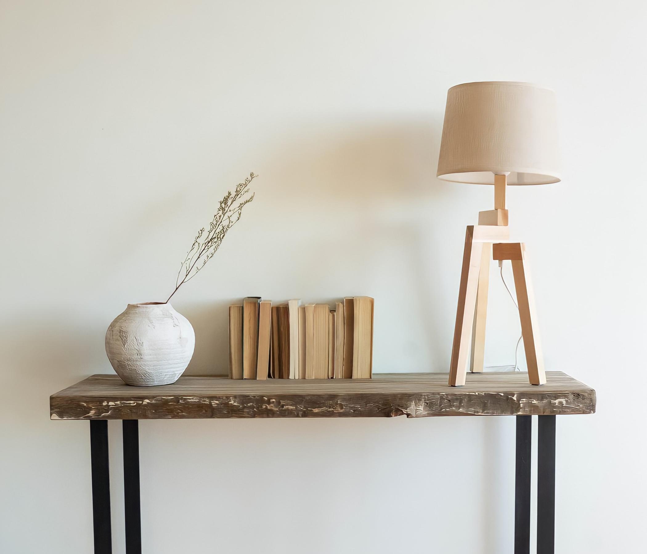 Konsolentisch aus Holz mit weißen Metallbeinen Nussbaum