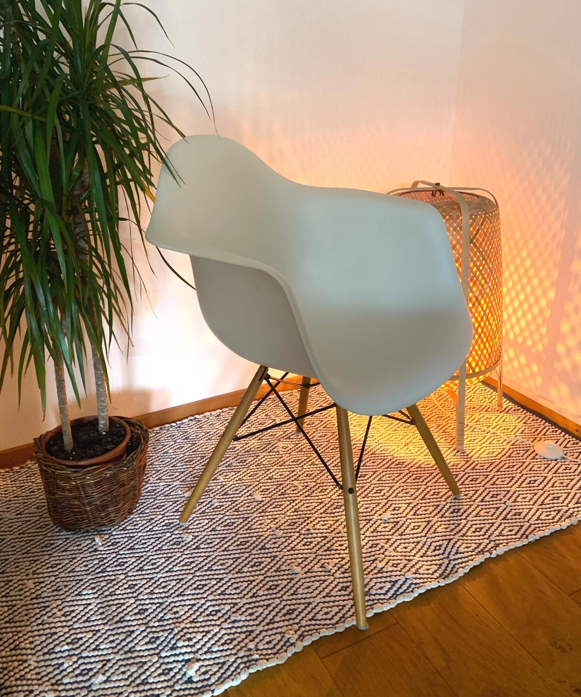 Eames Plastic Armchair DAW Ahornbeine Weiß
