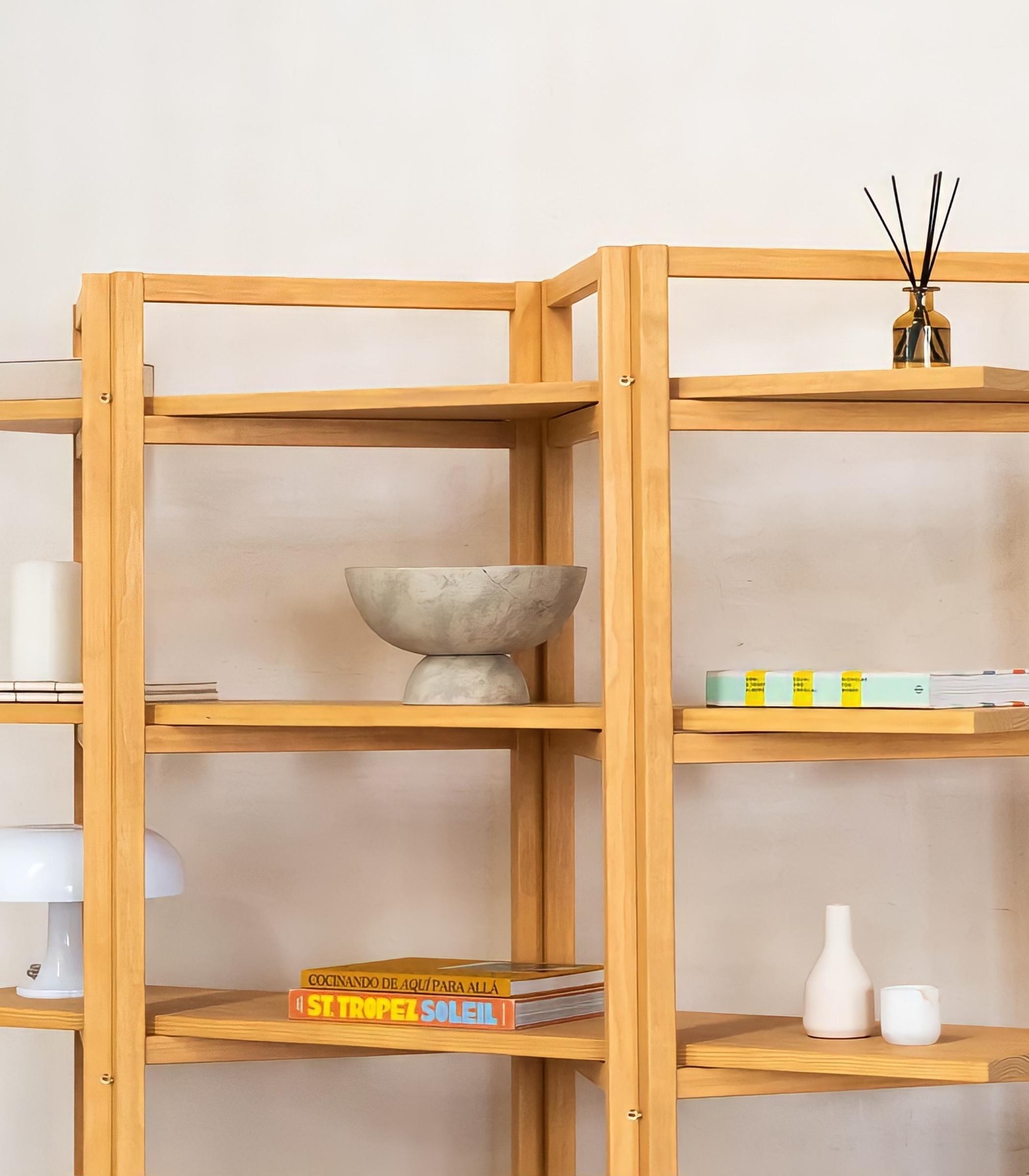 Großes Regal aus nachhaltigem Kiefernholz in Teakoptik 