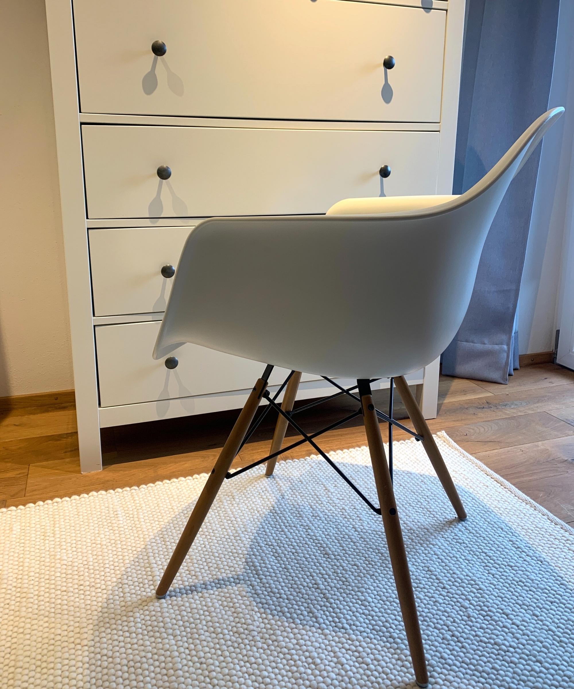 Eames Plastic Armchair DAW Ahornbeine Weiß