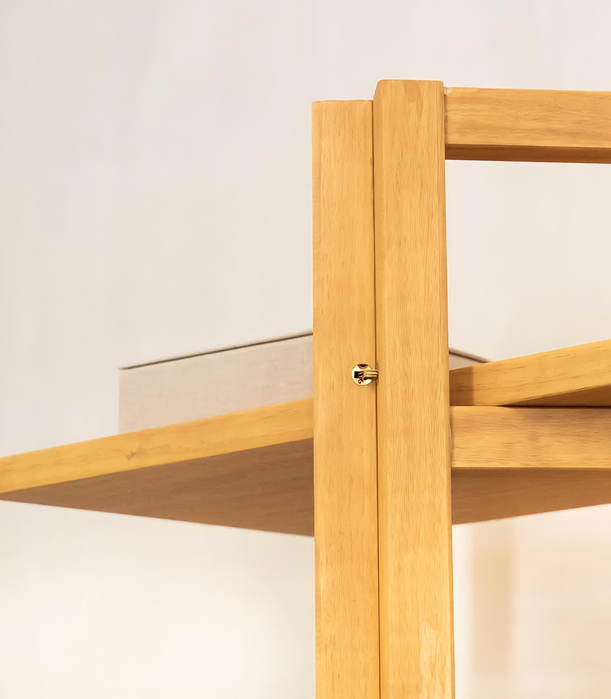 Großes Regal aus nachhaltigem Kiefernholz in Teakoptik 