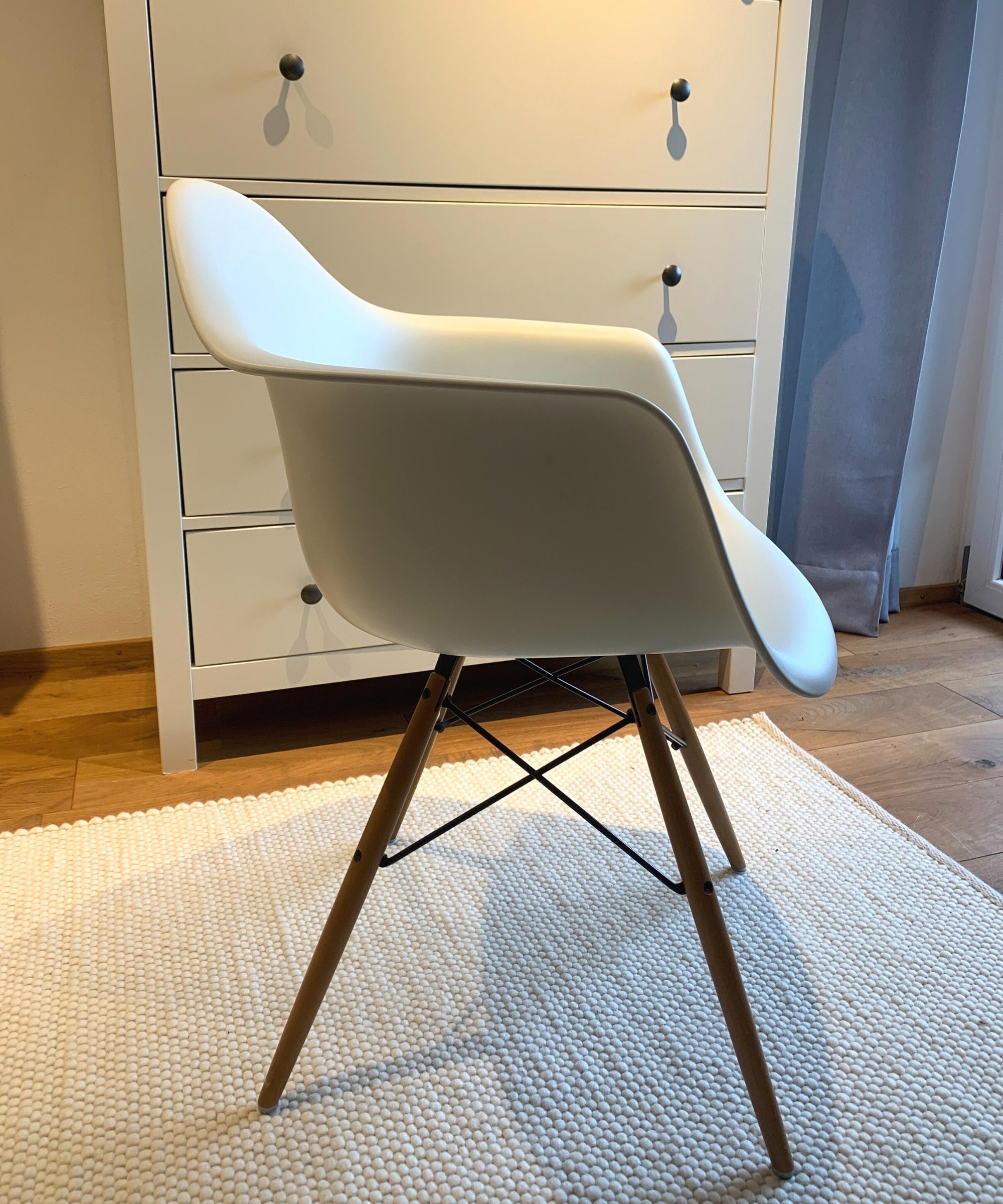 Eames Plastic Armchair DAW Ahornbeine Weiß