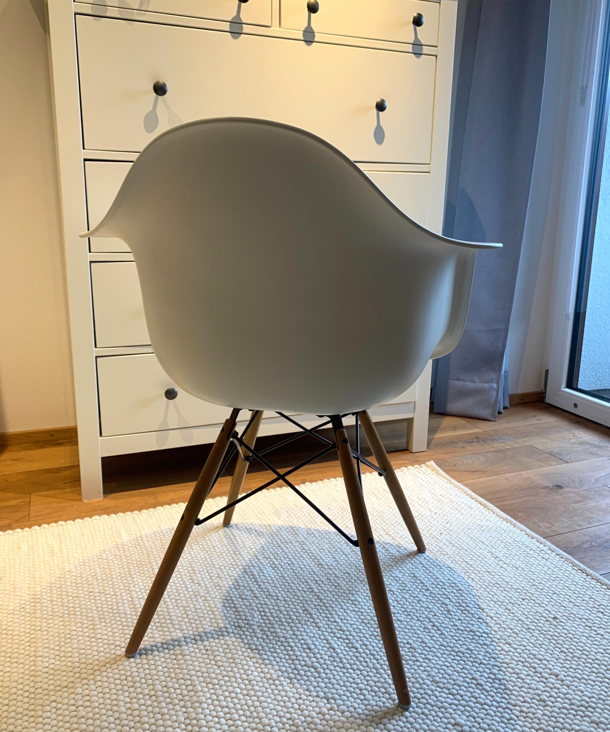 Eames Plastic Armchair DAW Ahornbeine Weiß