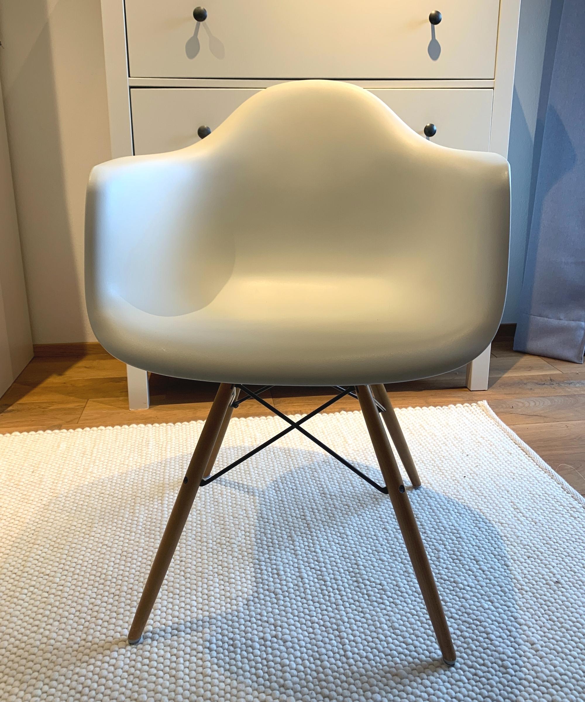 Eames Plastic Armchair DAW Ahornbeine Weiß