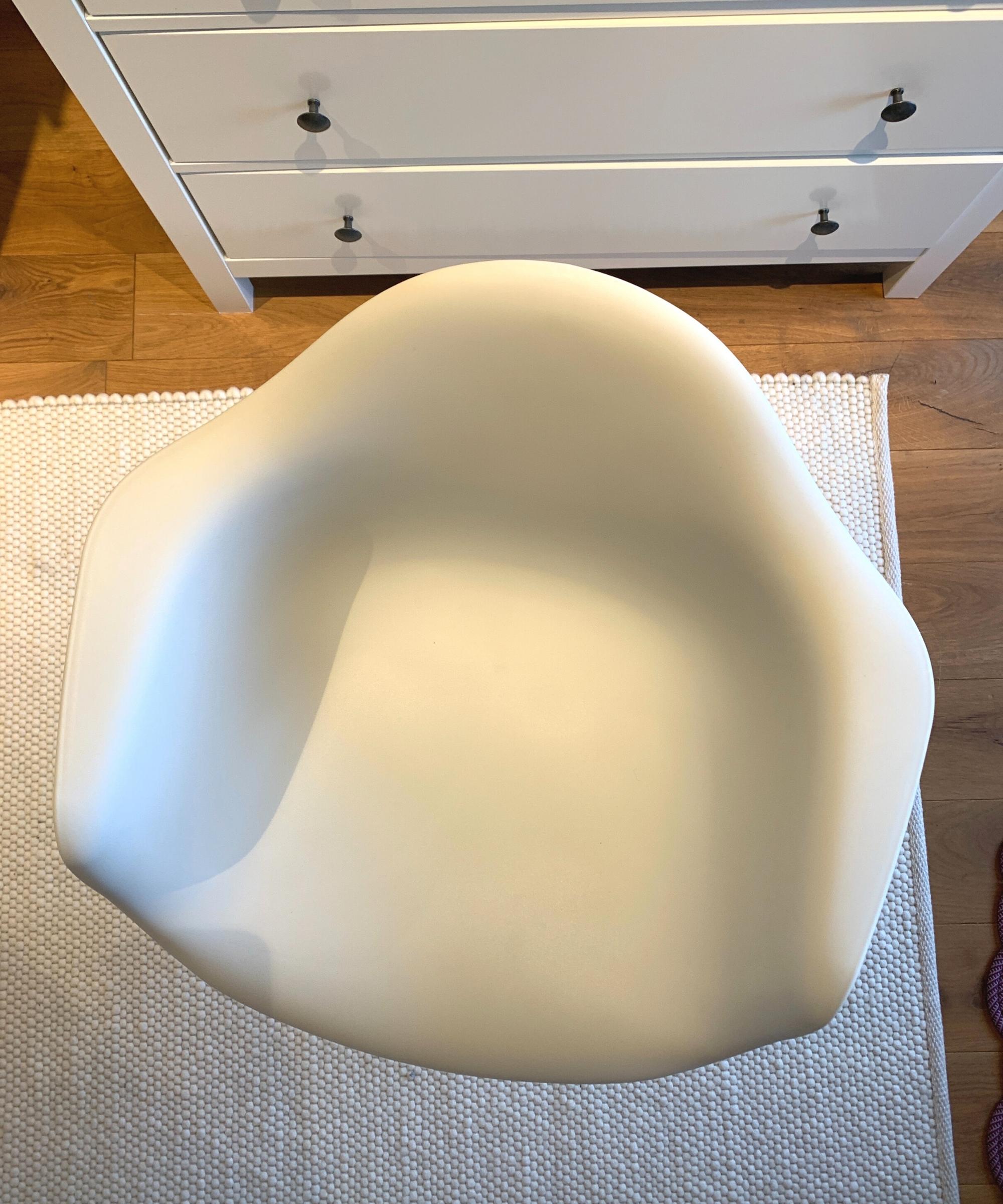 Eames Plastic Armchair DAW Ahornbeine Weiß