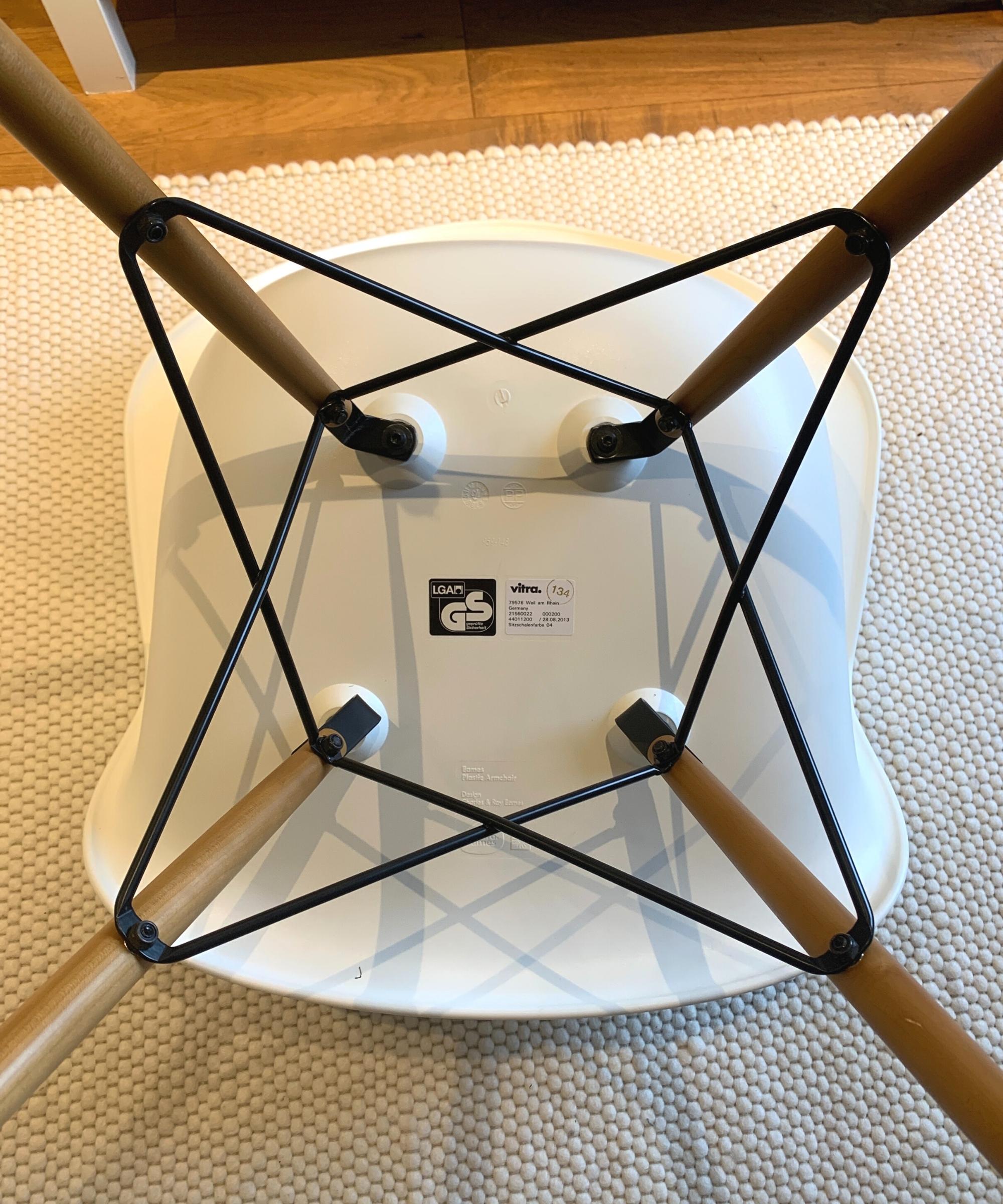 Eames Plastic Armchair DAW Ahornbeine Weiß