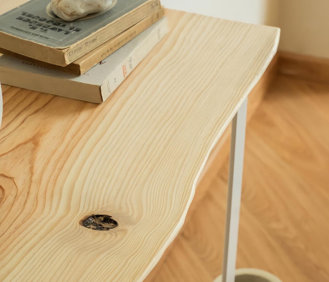 Konsolentisch aus Holz mit weißen Metallbeinen