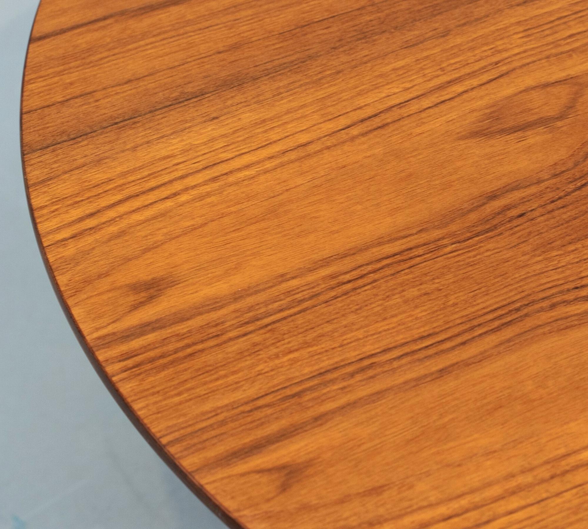 1960er Arne Jacobsen Teak-Couchtisch Aluminiumgestell 