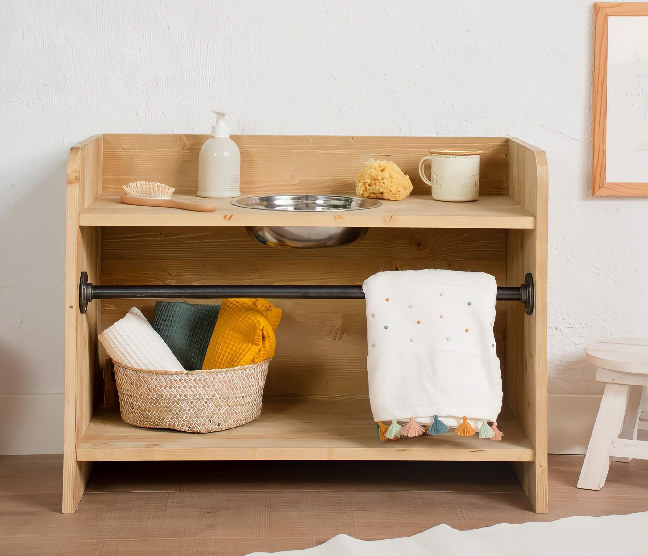 Kinderwaschbecken aus Holz und Metall sand
