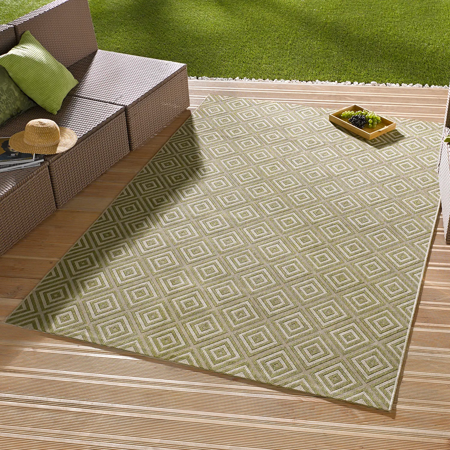 Indoor/Outdoor rug checkered synthetic fiber light green 80 x 150 cm