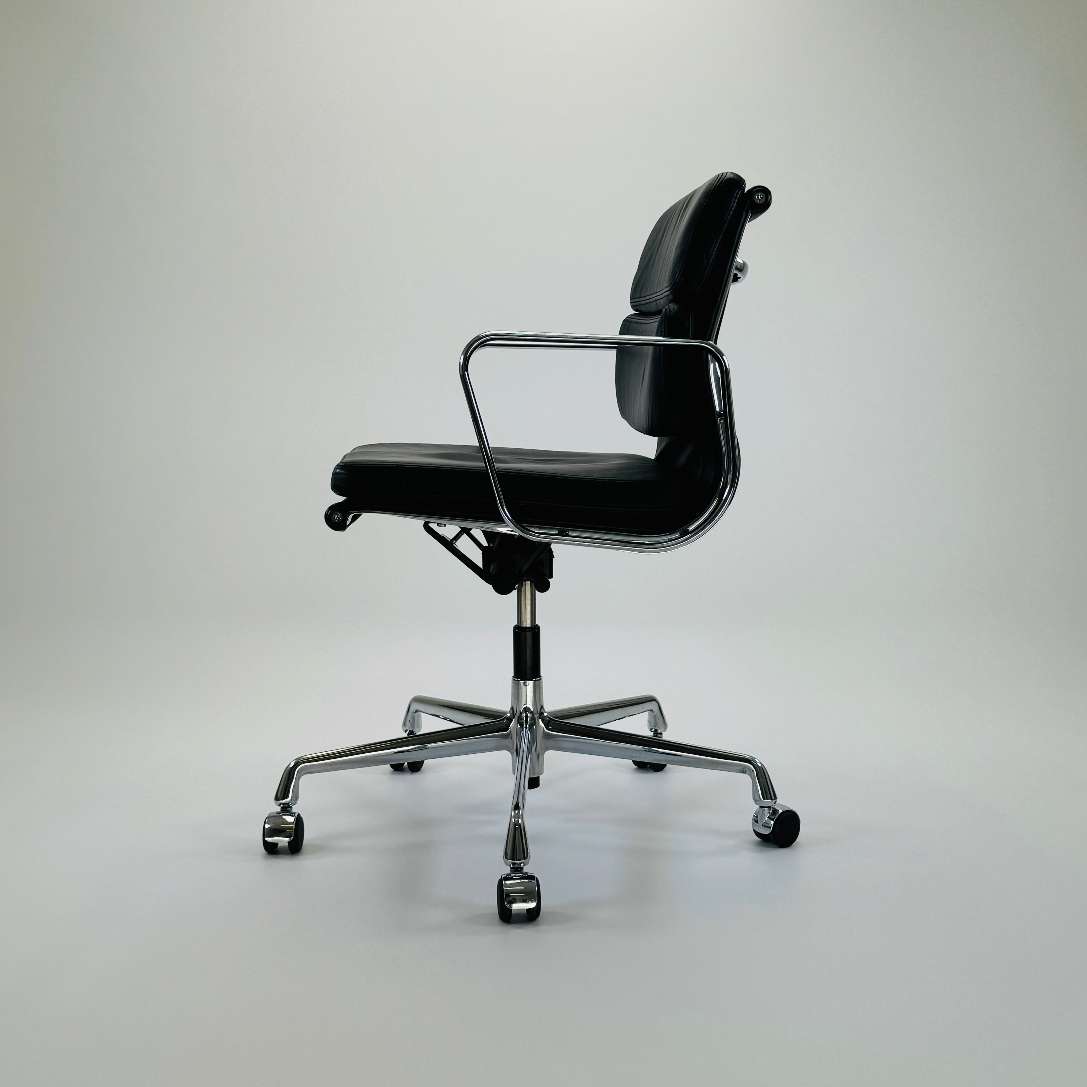 EA217 Aluminium Chair Schwarz