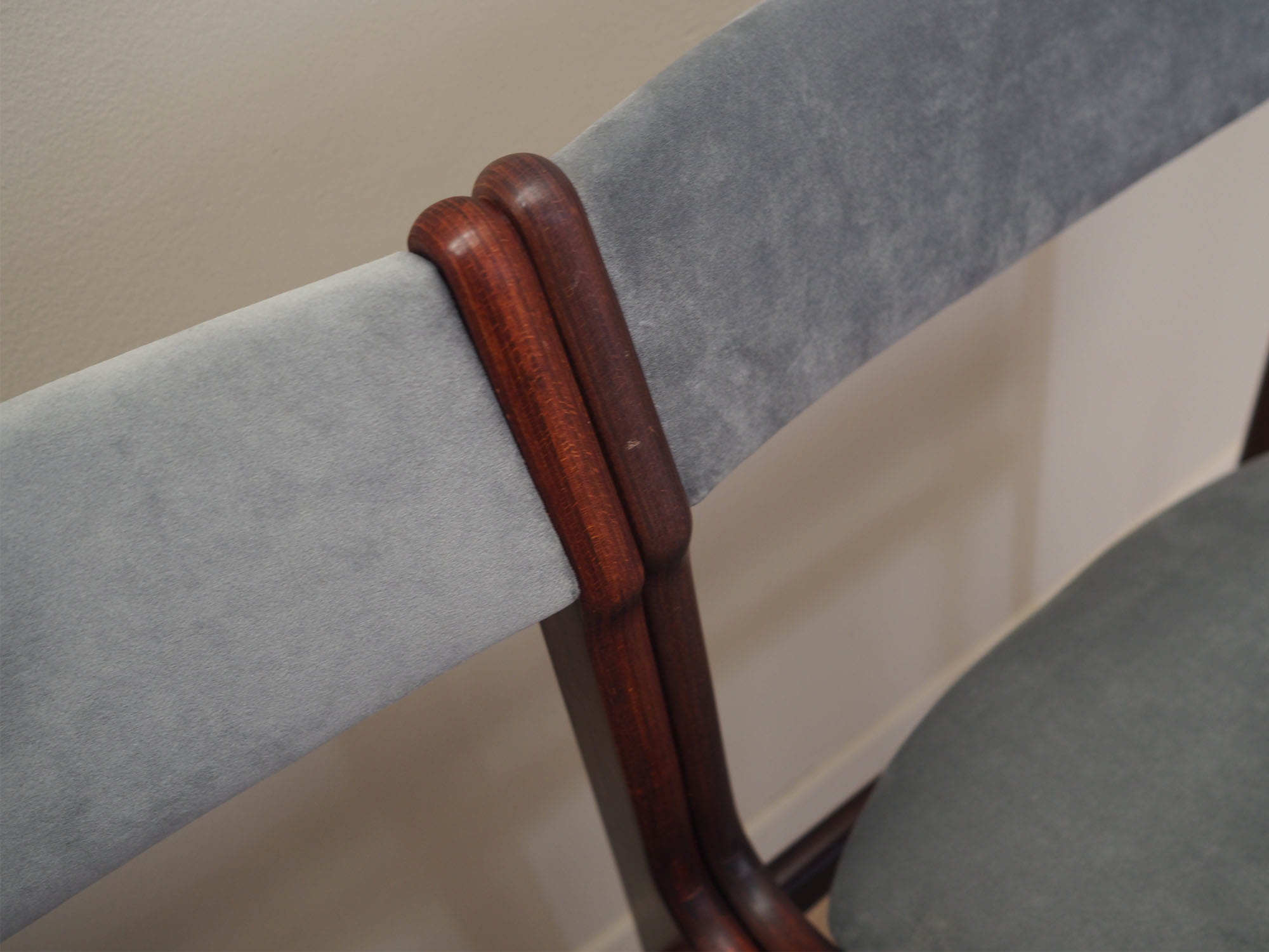 4x Vintage Chairs Mahogany Wood Velvet Grey 1970s