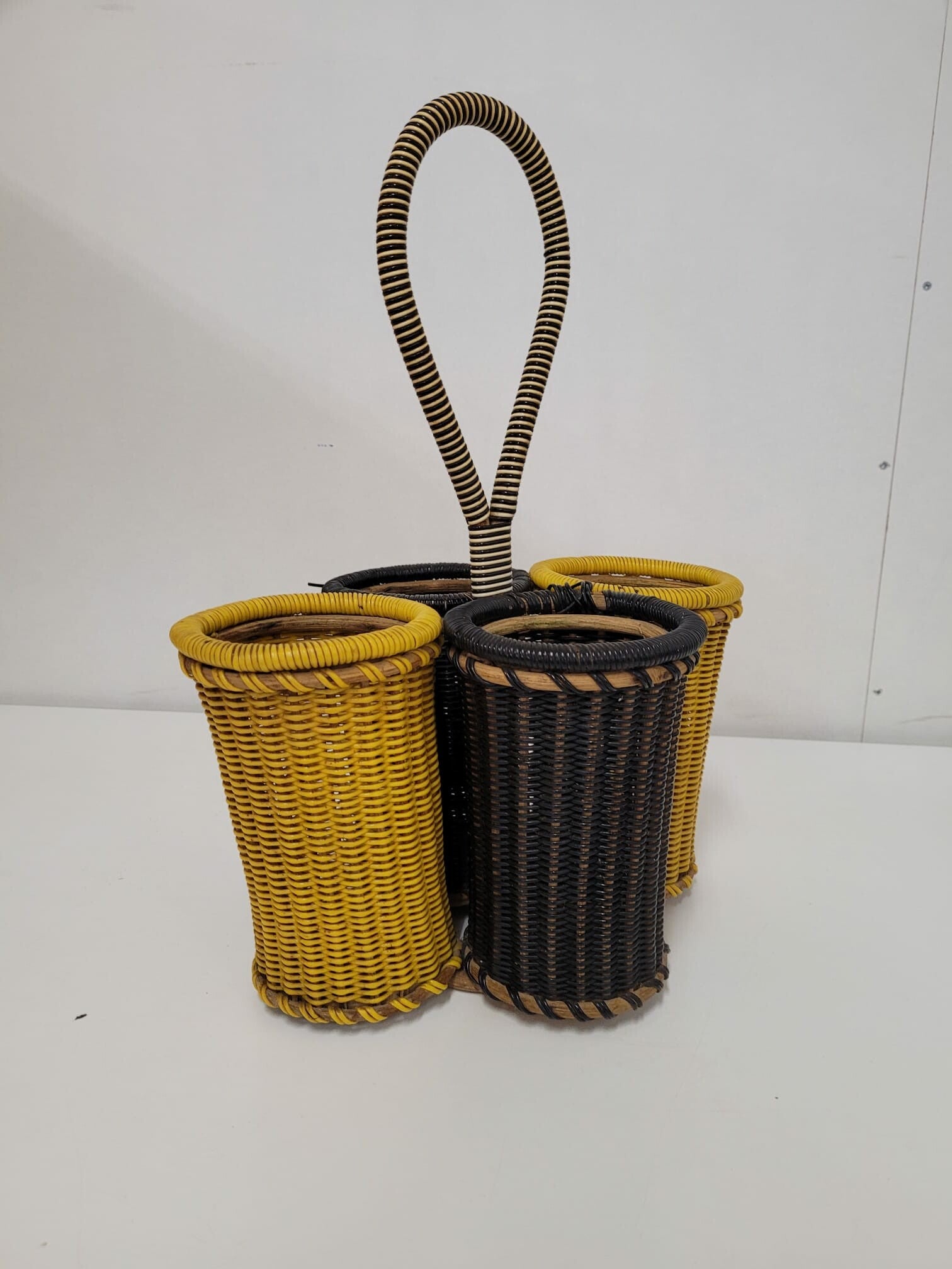 Vintage Flaschenhalter für 4 Flaschen Rattan Mehrfarbig