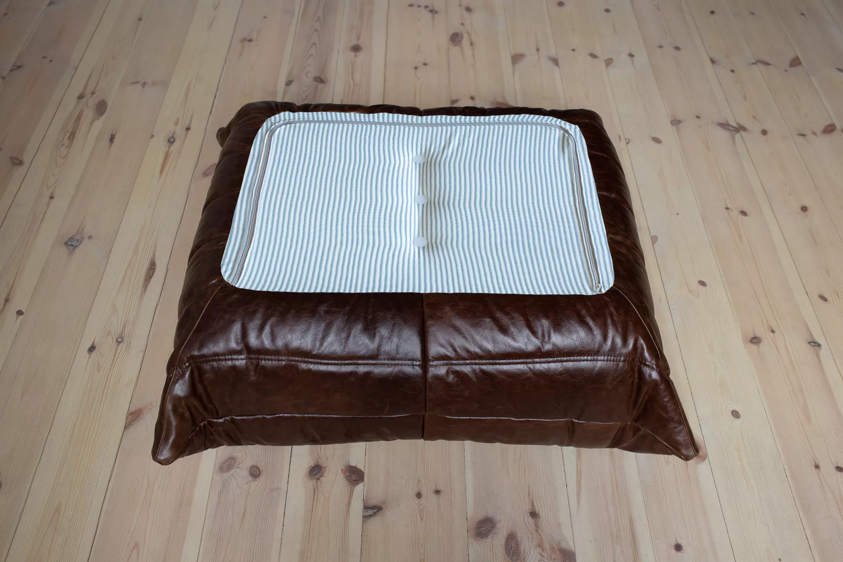 Set Poltrona e Pouf Togo Pelle Lucida Marrone Scuro