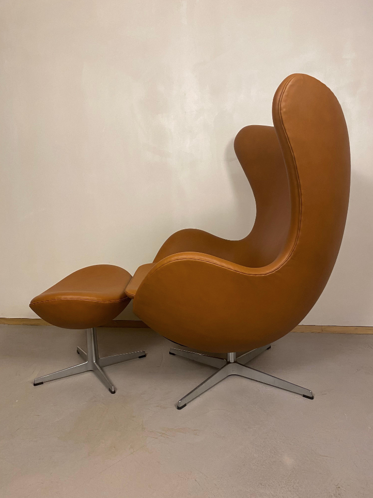 Vintage Arne Jacobsen Egg Sessel und Ottoman Leder Braun