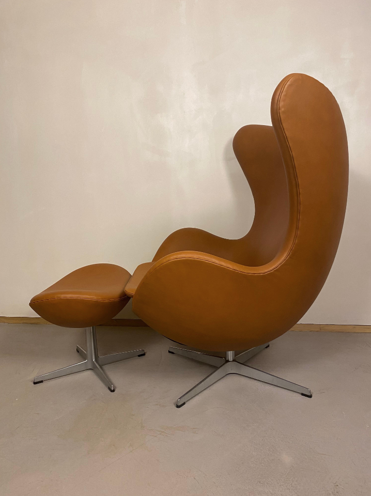 Vintage Arne Jacobsen Eierstuhl und Ottoman Leder Braun
