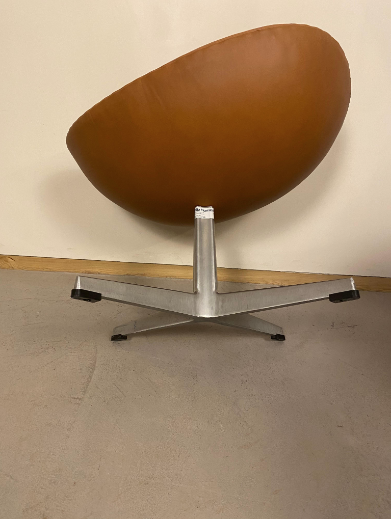 Vintage Arne Jacobsen Egg Sessel und Ottoman Leder Braun