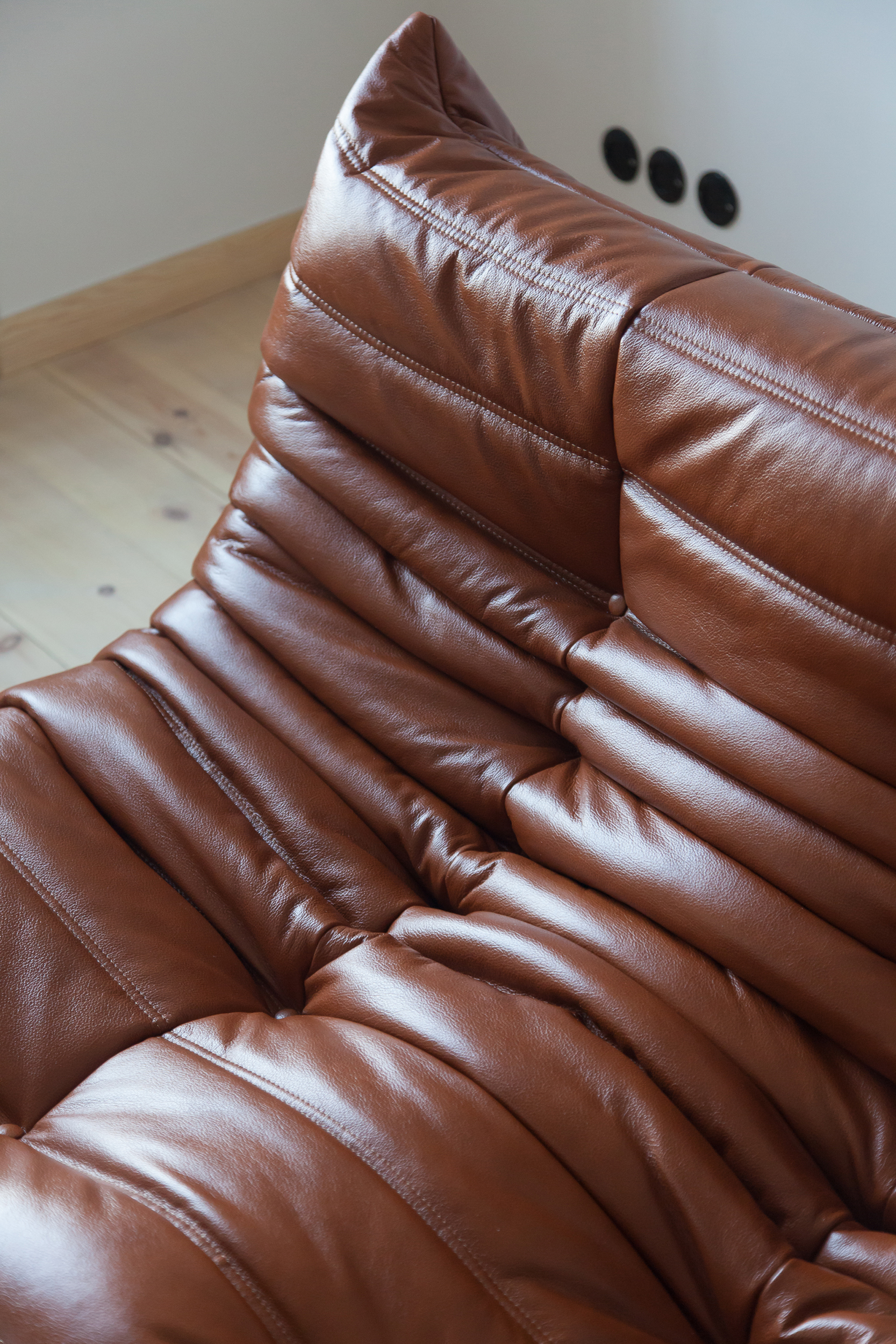 Togo Sofa 2-Sitzer Hochglanzleder Whiskybraun