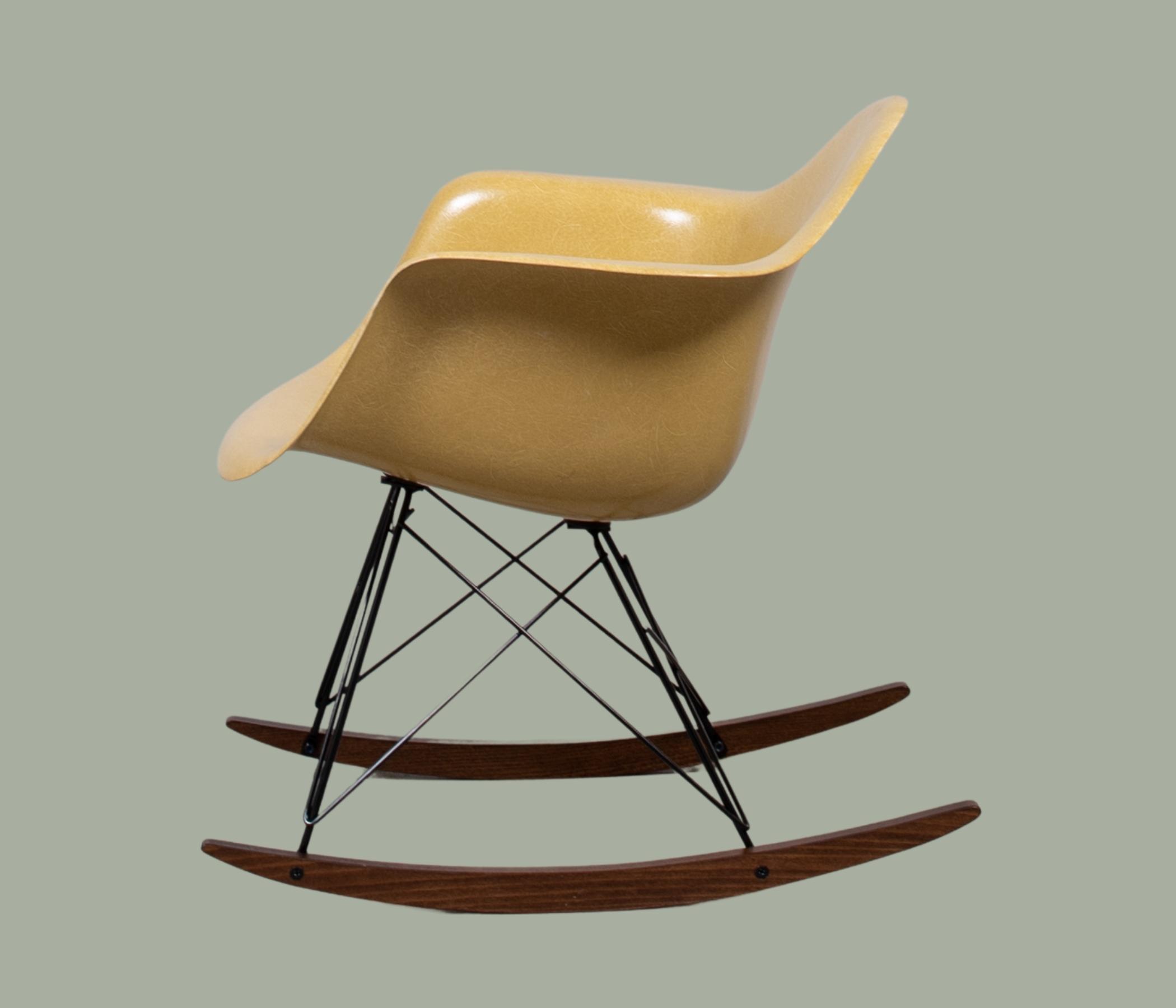 Eames Fiberglass Armchair Schaukelstuhl Ochre Light