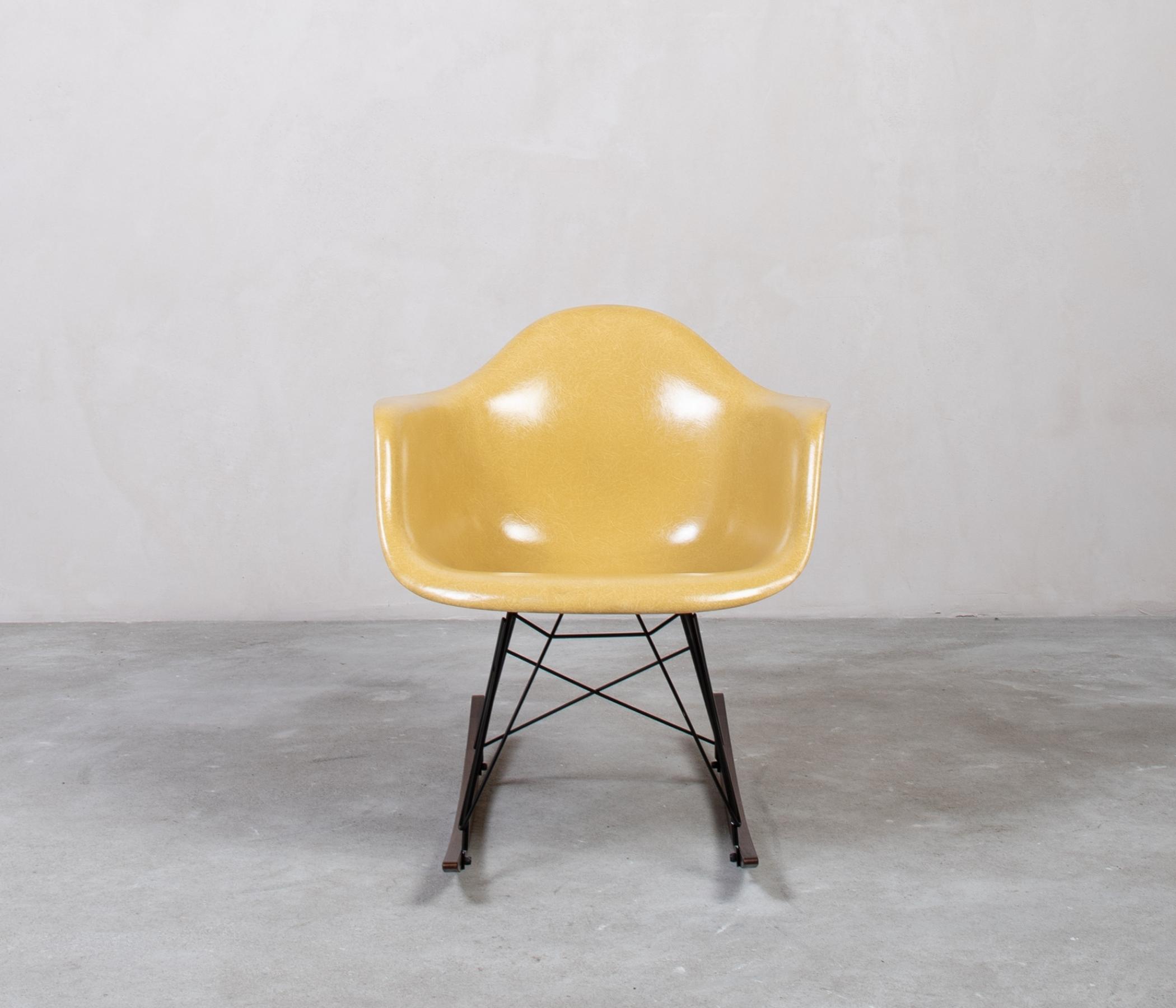 Eames Fiberglass Armchair Schaukelstuhl Ochre Light