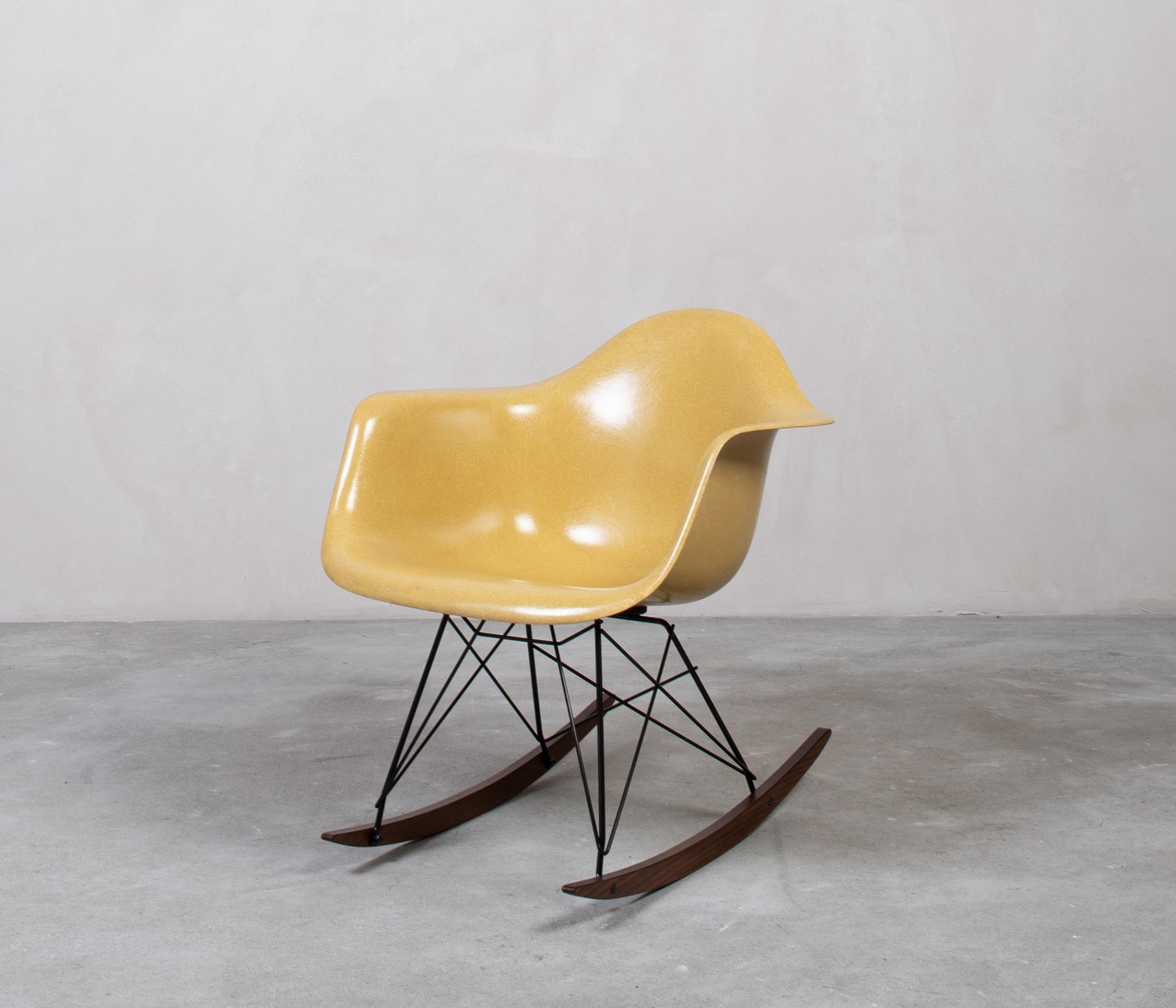 Eames Fiberglass Armchair Schaukelstuhl Ochre Light