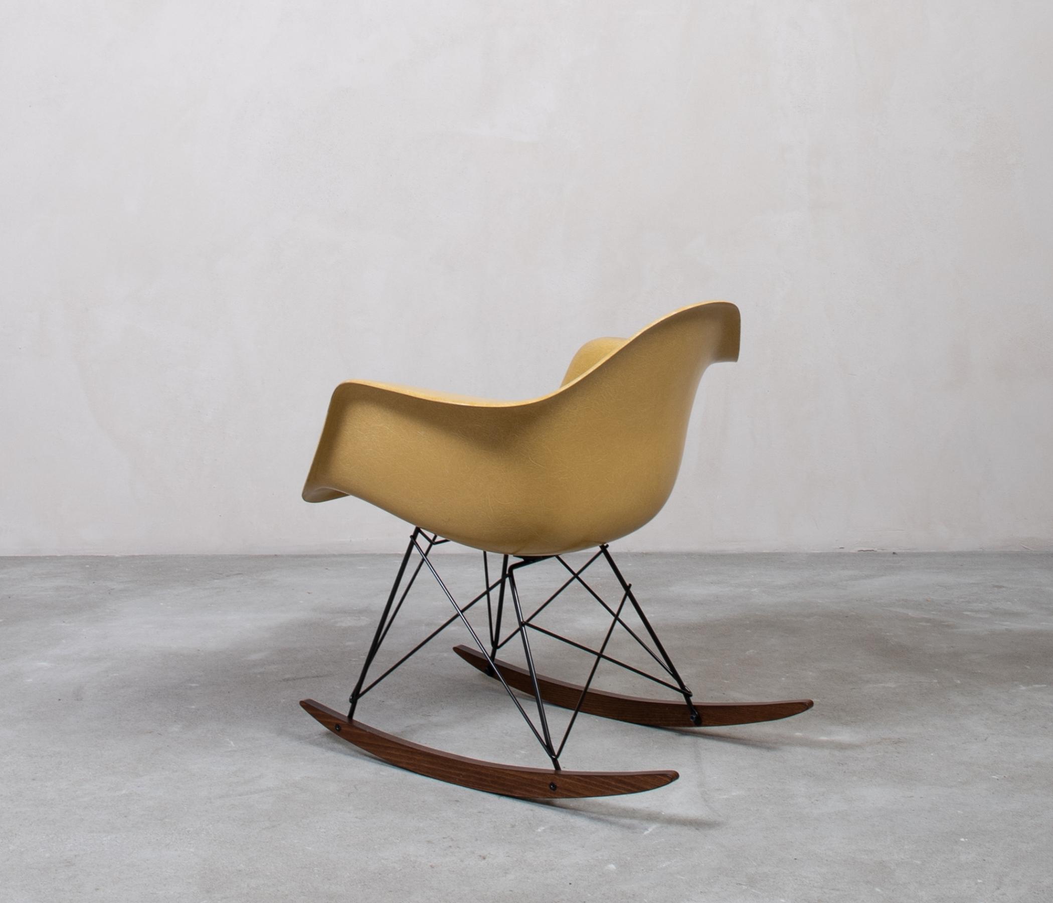 Eames Fiberglass Armchair Schaukelstuhl Ochre Light