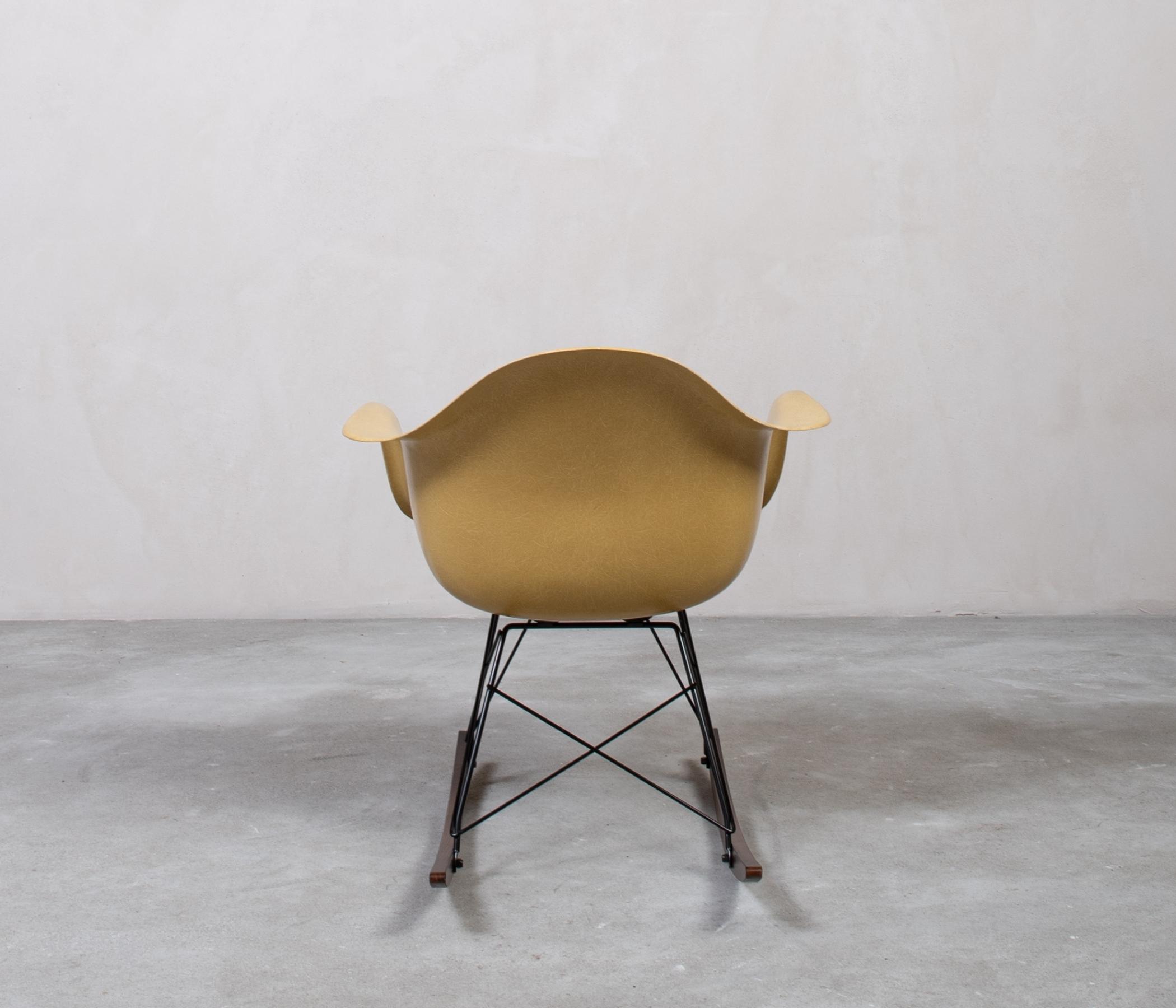 Eames Fiberglass Armchair Schaukelstuhl Ochre Light