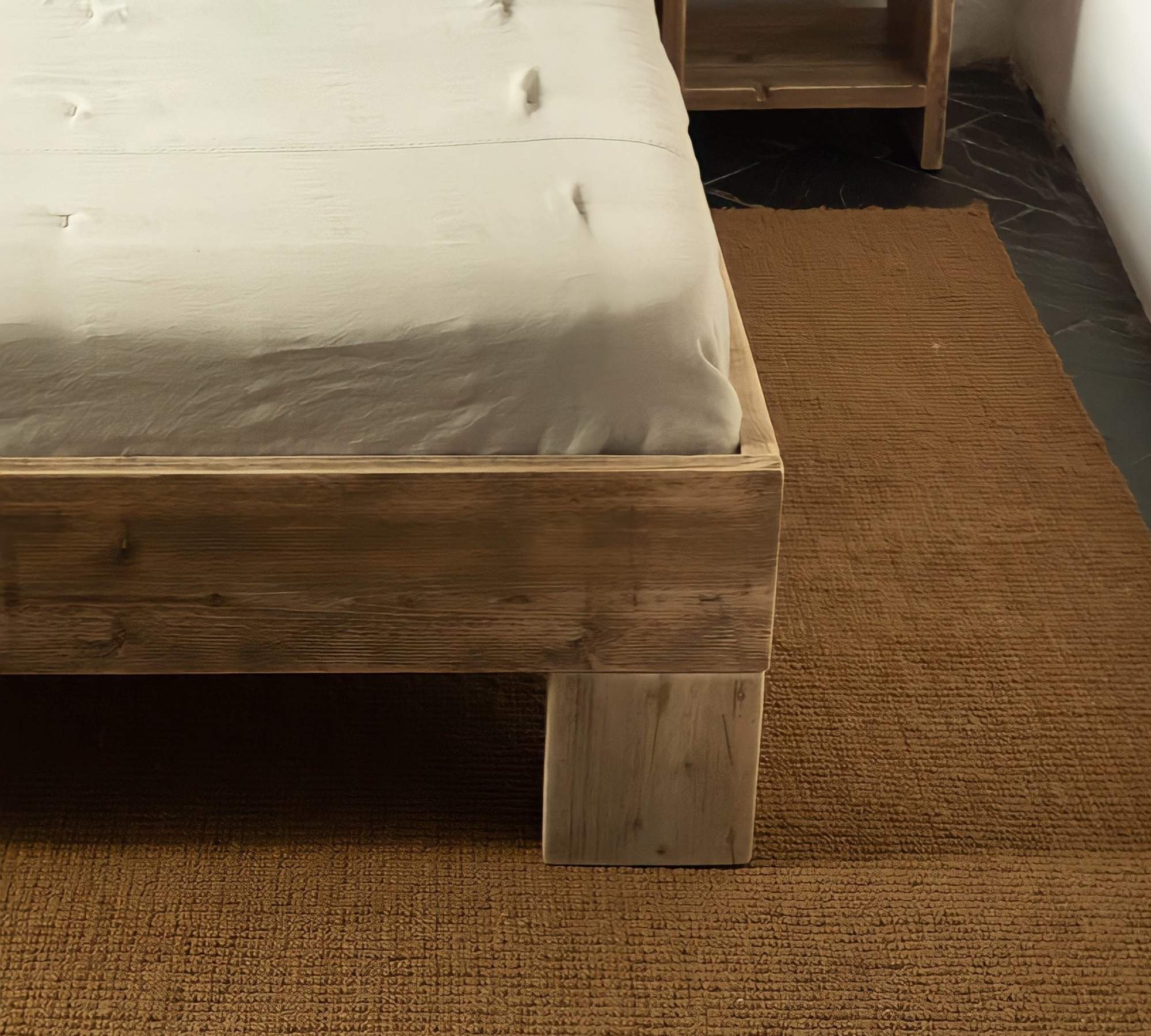 Rustikales Bett aus recyceltem Fichtenholz