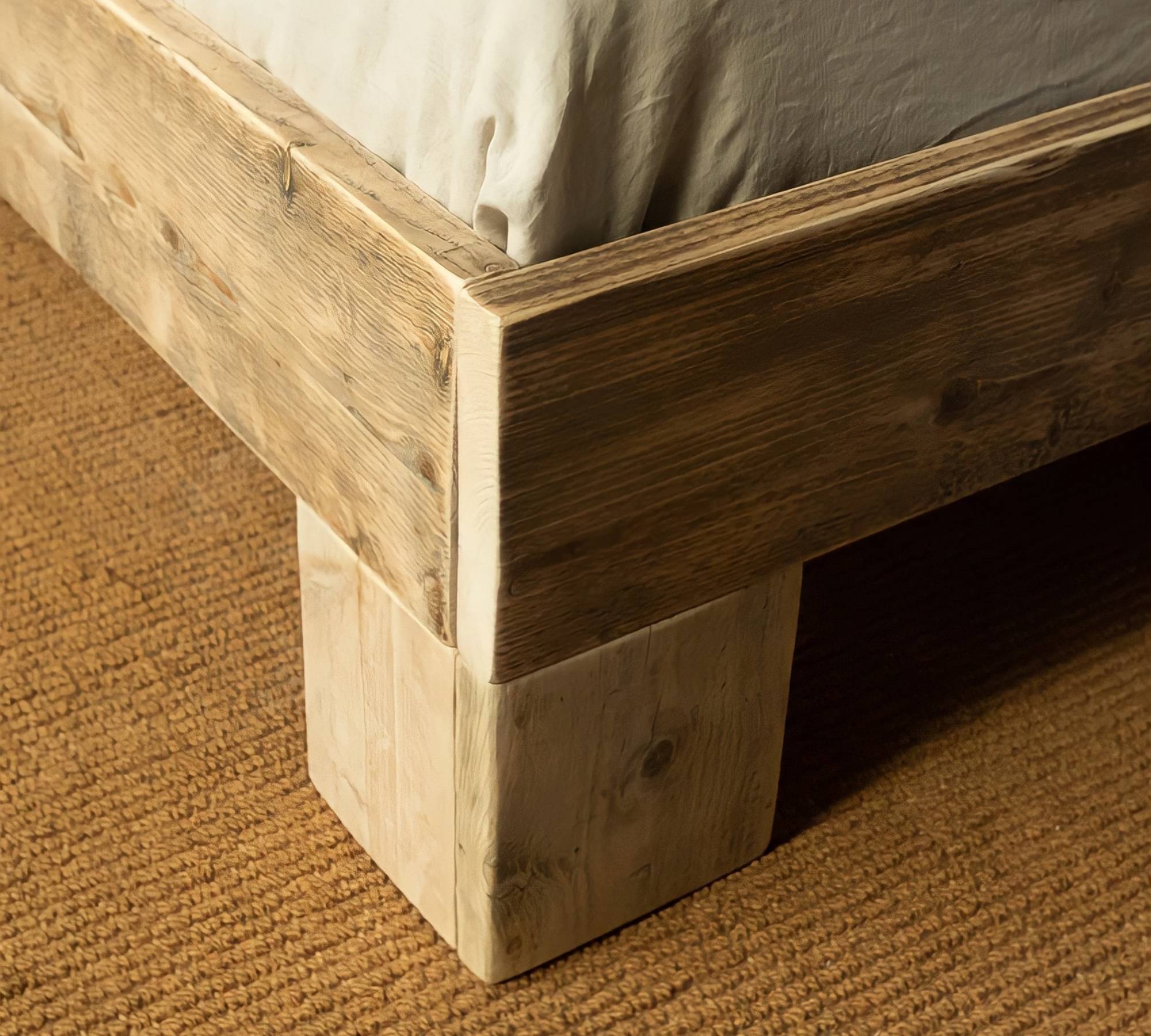 Rustikales Bett aus recyceltem Fichtenholz