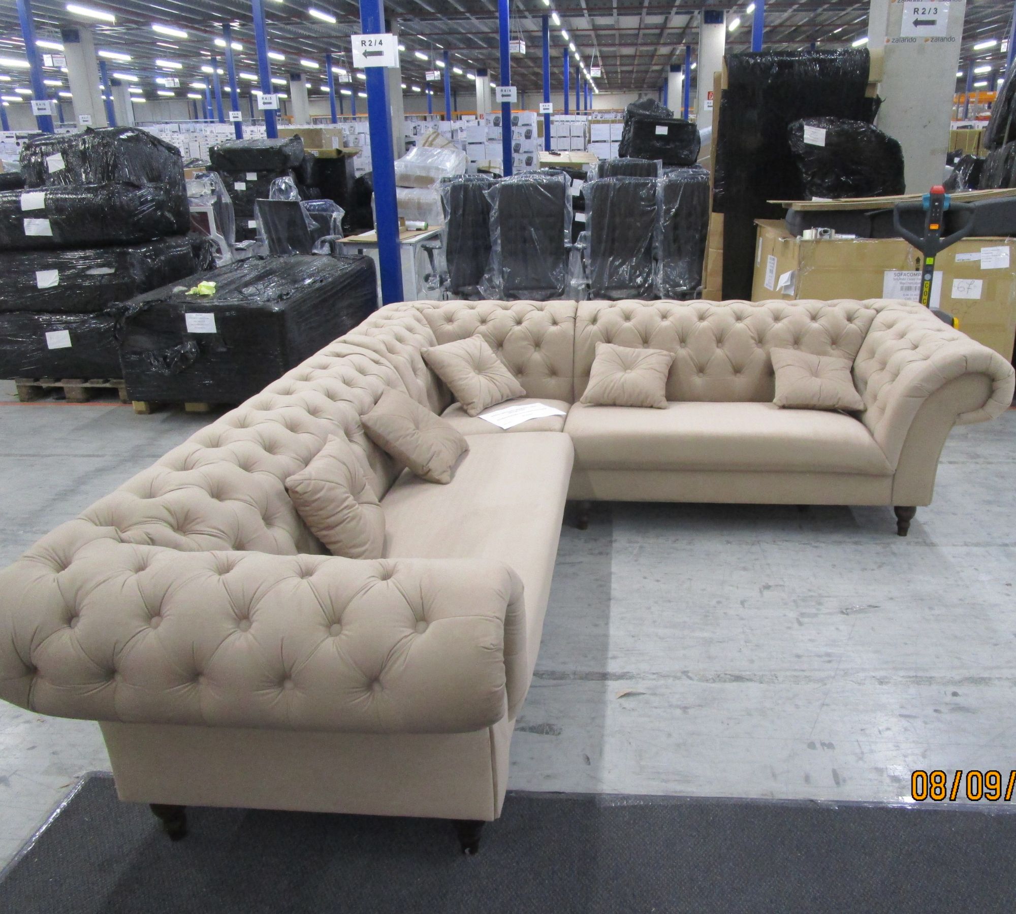 Großes Ecksofa in Chesterfield-Optik