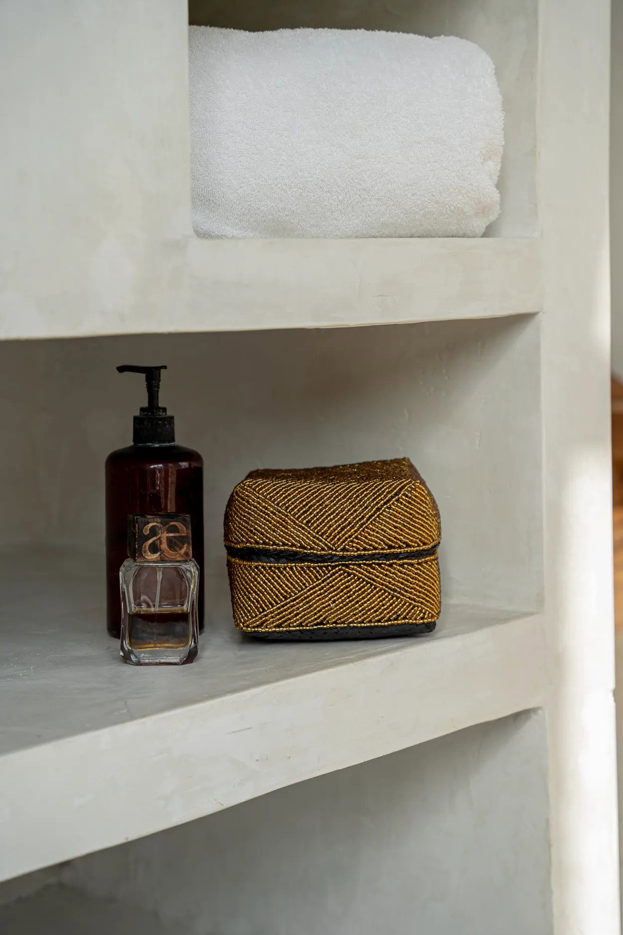 Perlenbesetzter Korb Braun