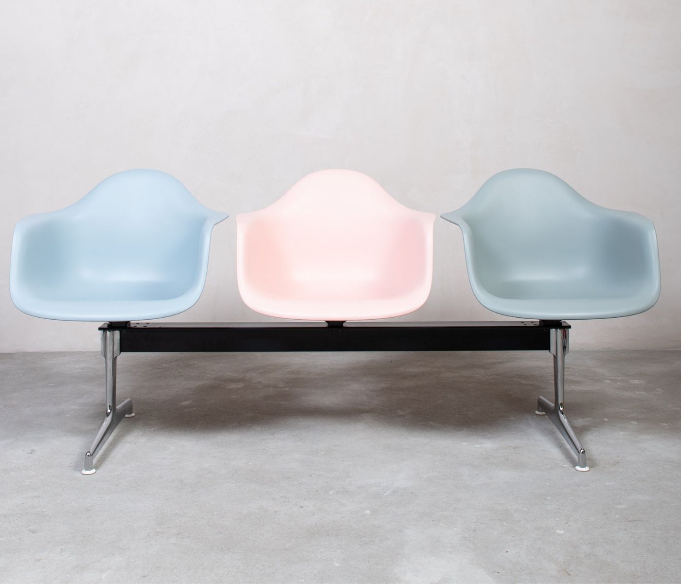 Vitra Eames Plastic Armchair auf Traverse 