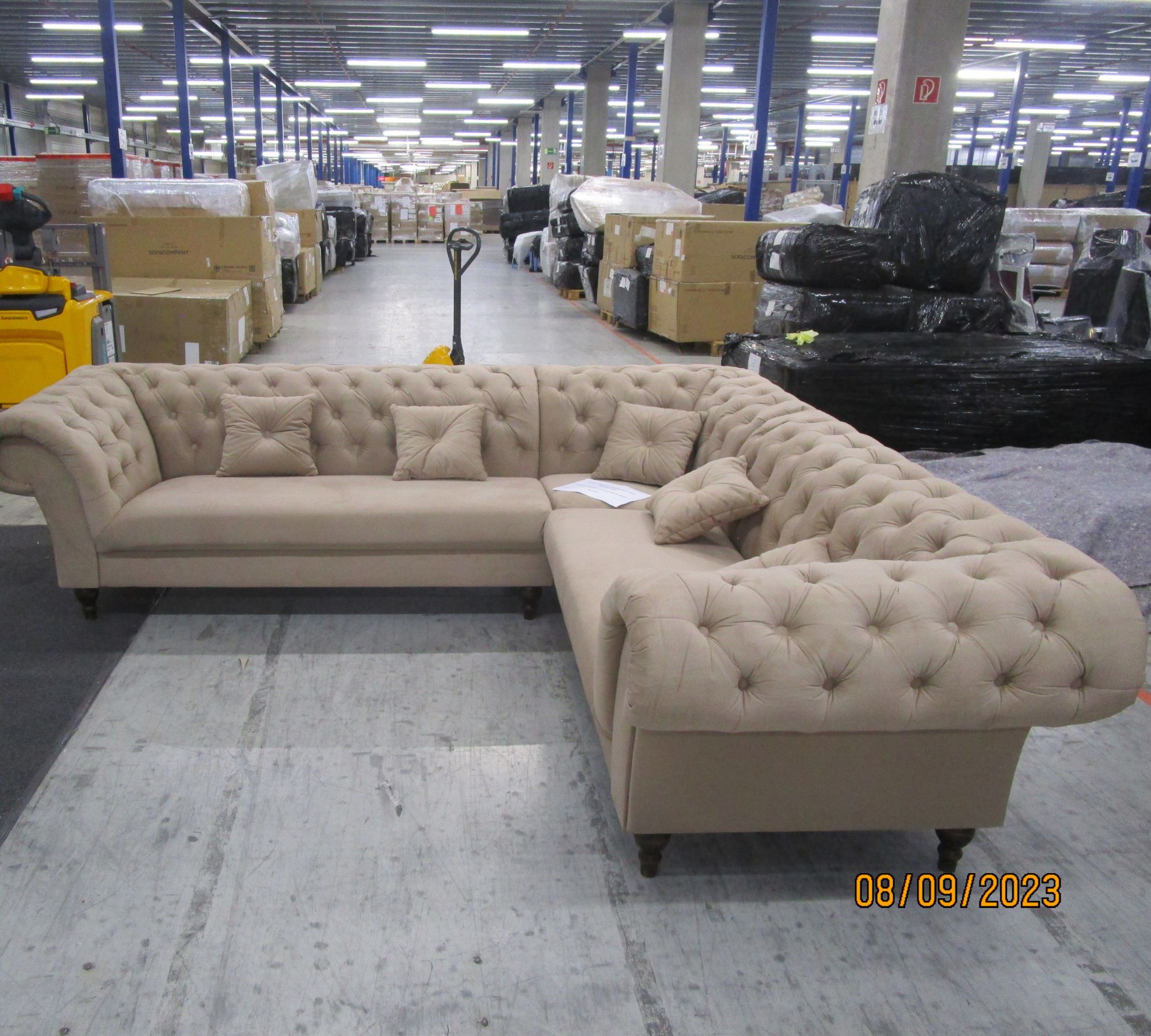 Großes Ecksofa in Chesterfield-Optik