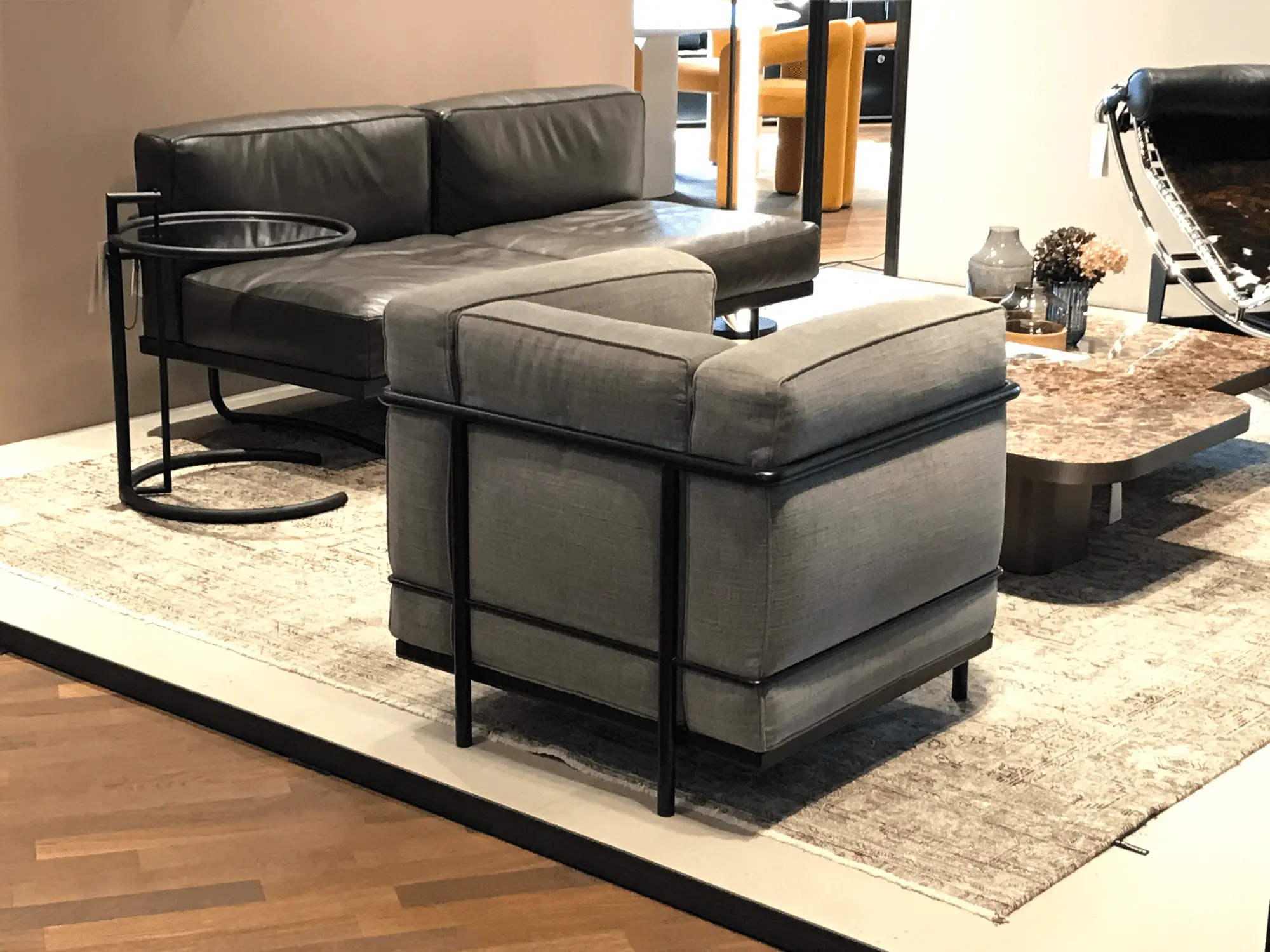 LC2 Sessel Textil Metall Grau